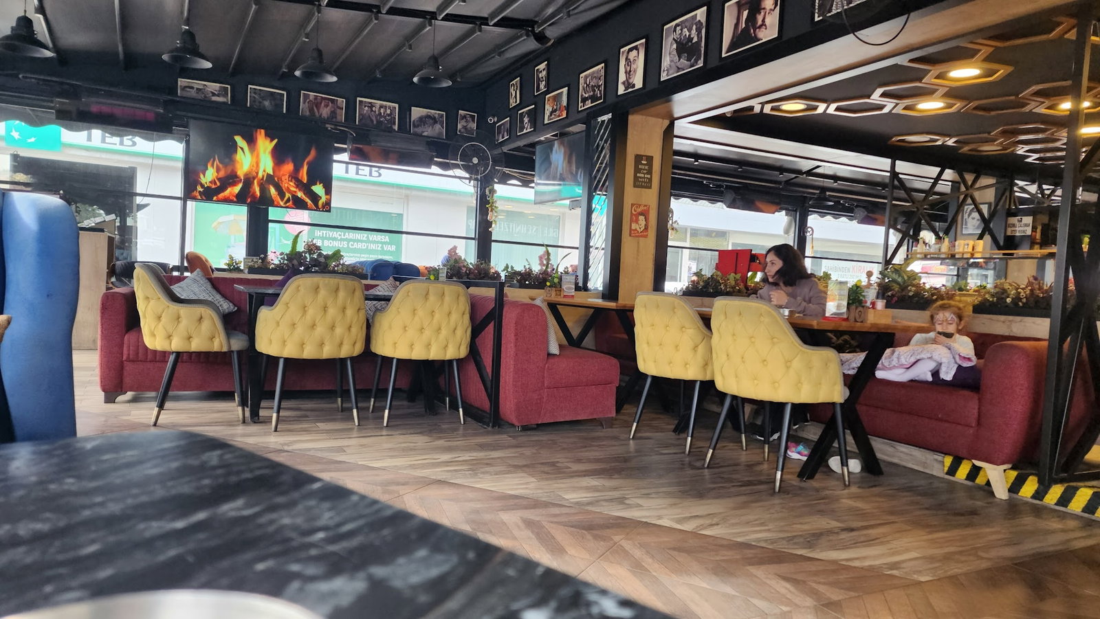 Mahall Cafe & Restaurant