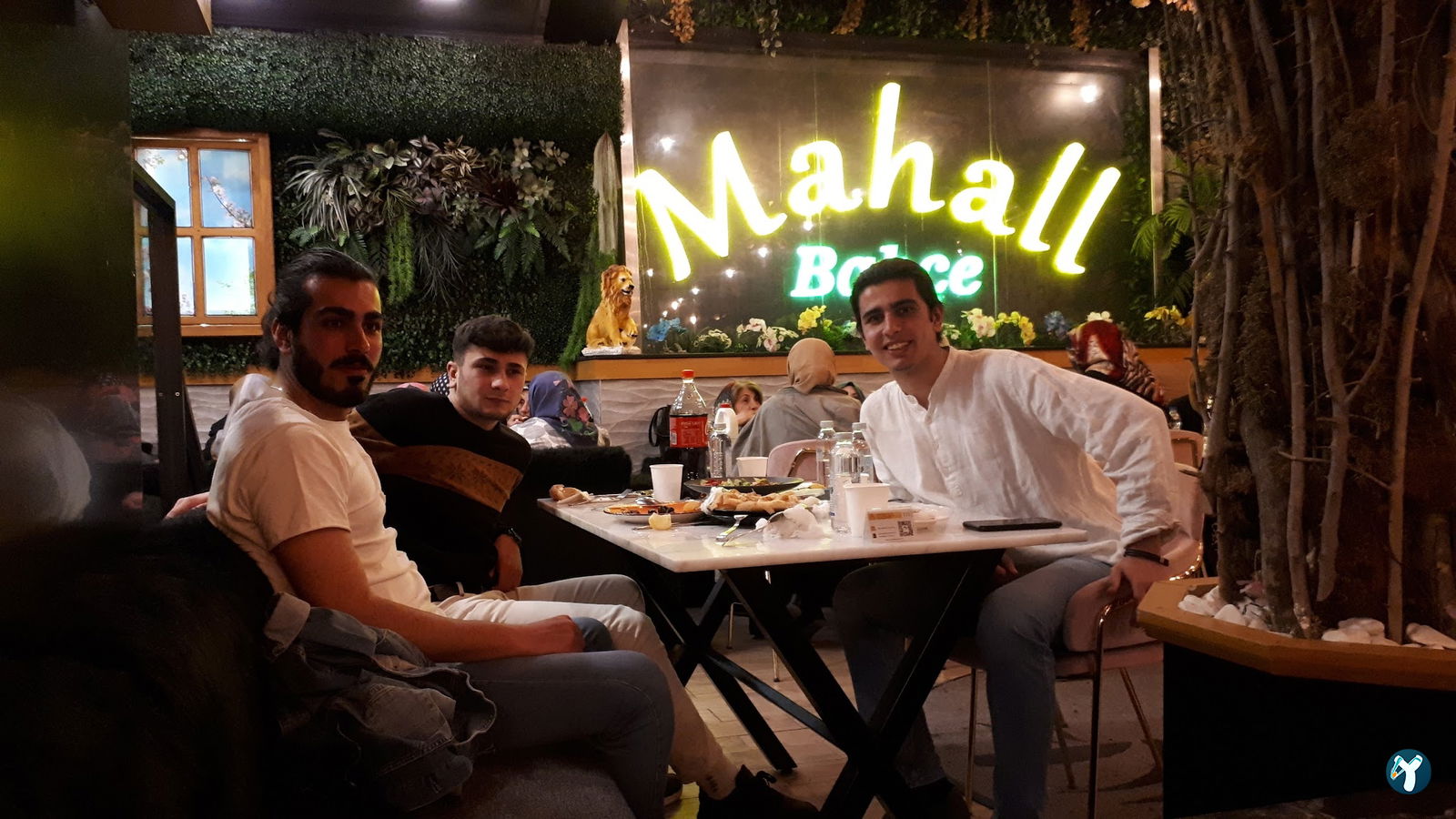Mahall Cafe & Restaurant