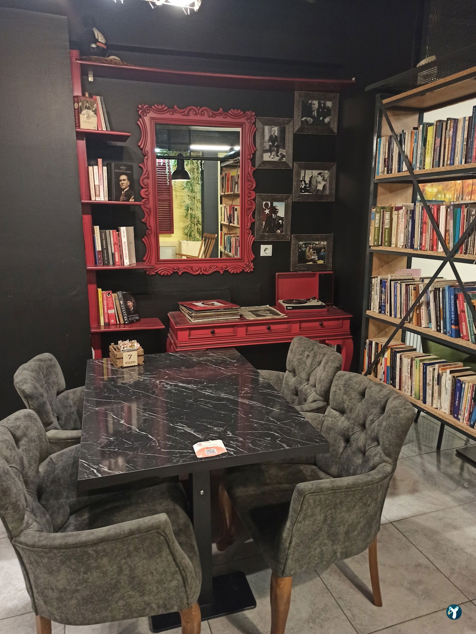 Palto Kitap & Kahve