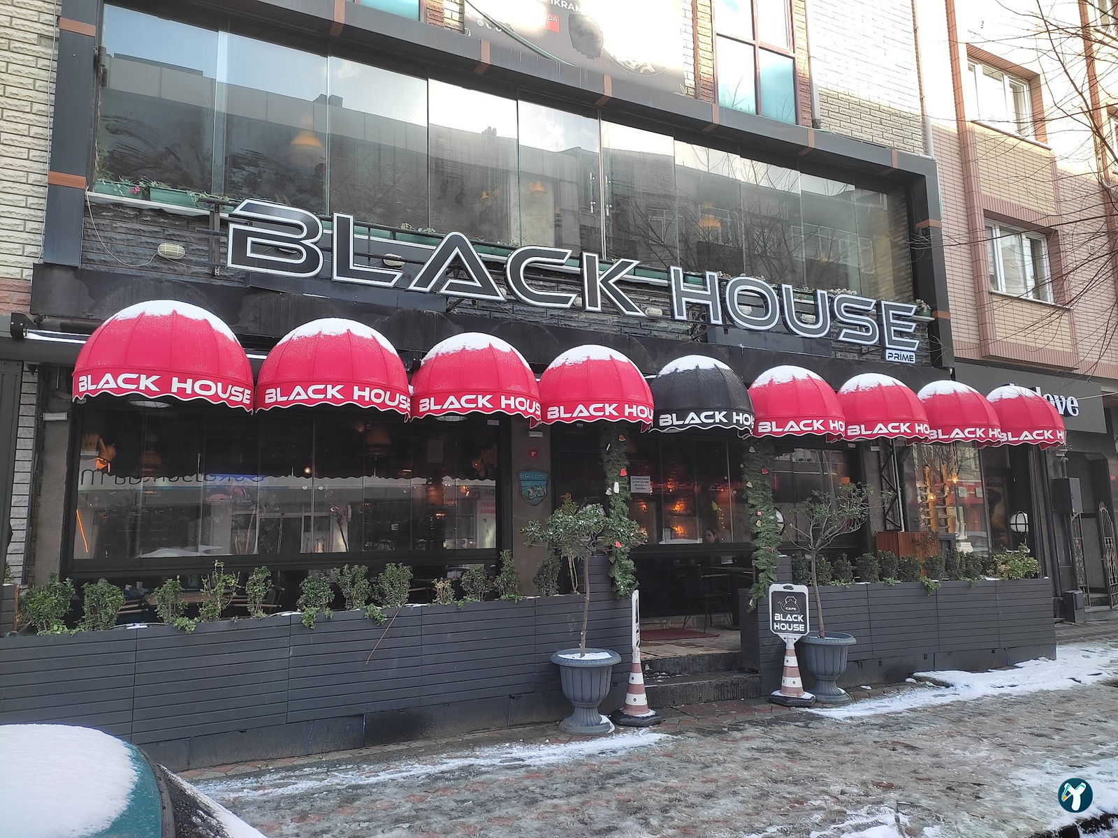Pi̇nk Black Cafe