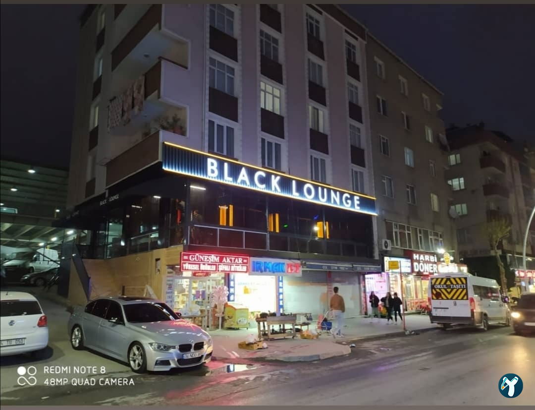 Pi̇nk Black Cafe