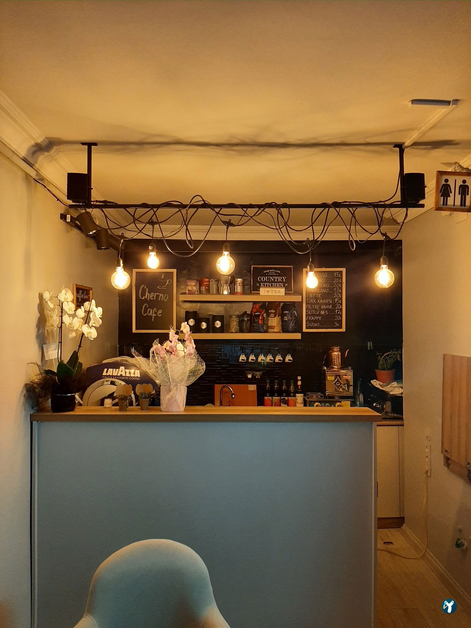 Pi̇nk Black Cafe