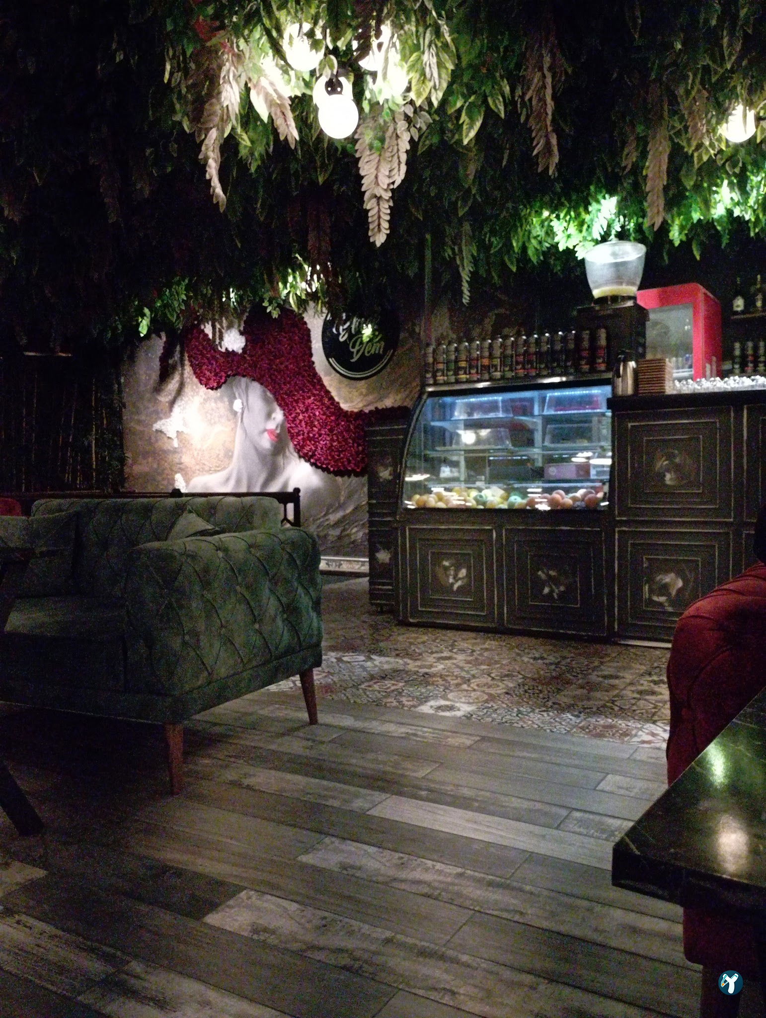 Pi̇nk Black Cafe
