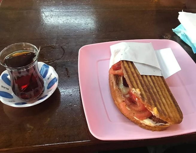 Ayvalik Tostu Burada Yenir (Mesut Büfe)