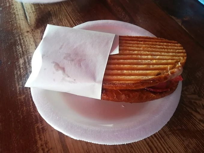 Ayvalik Tostu Burada Yenir (Mesut Büfe)