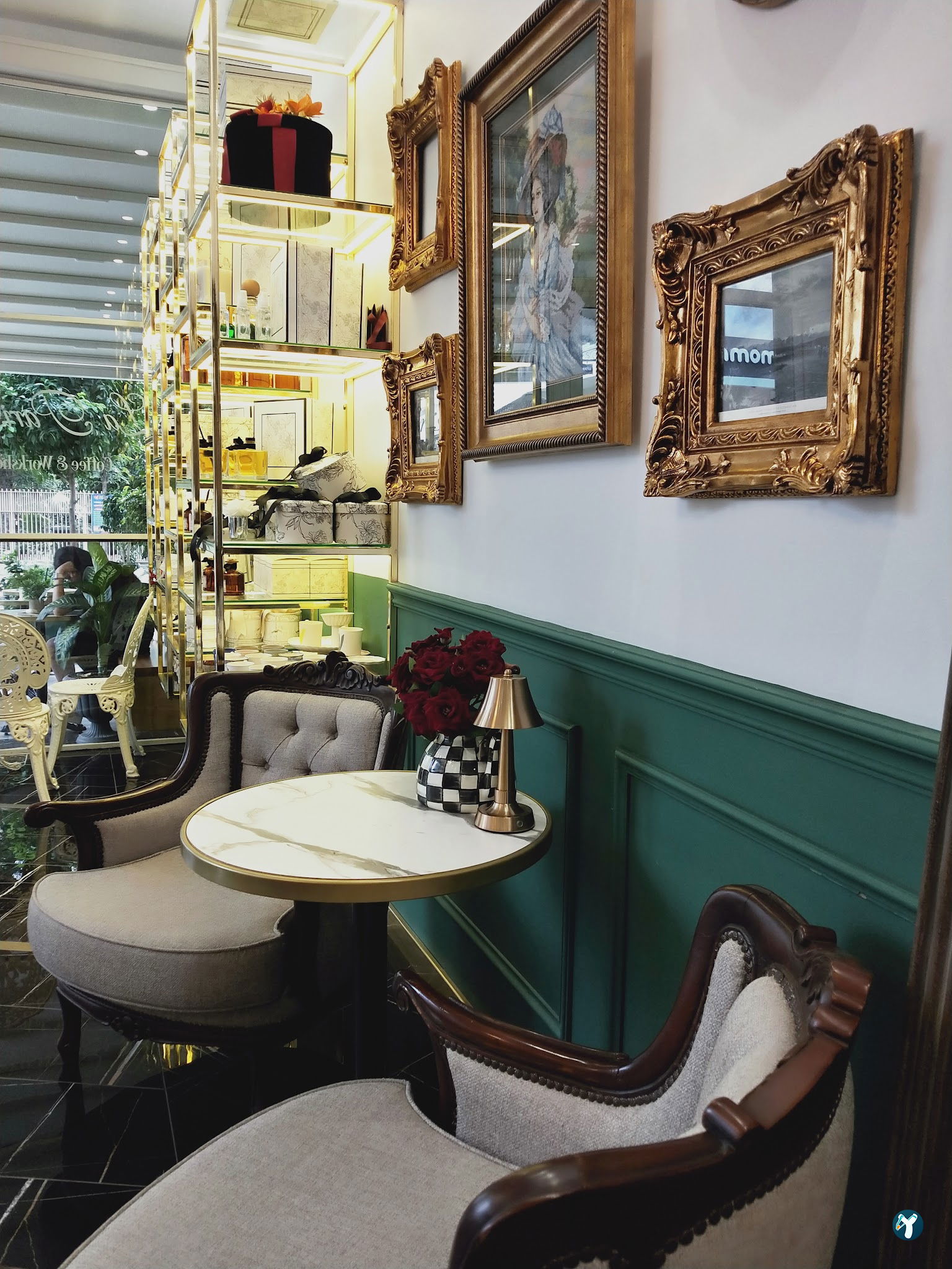 La Parisienne Cafe