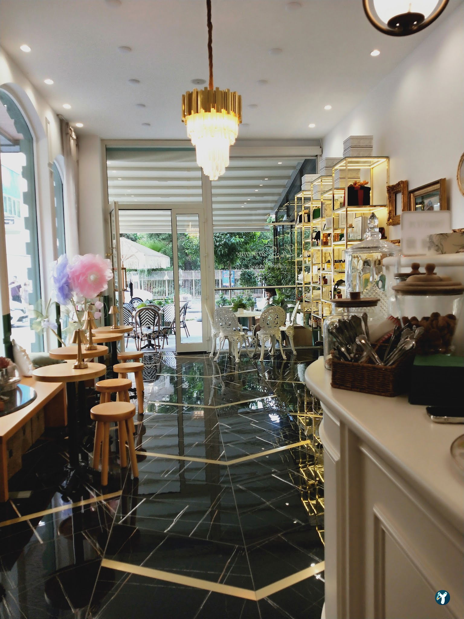 La Parisienne Cafe
