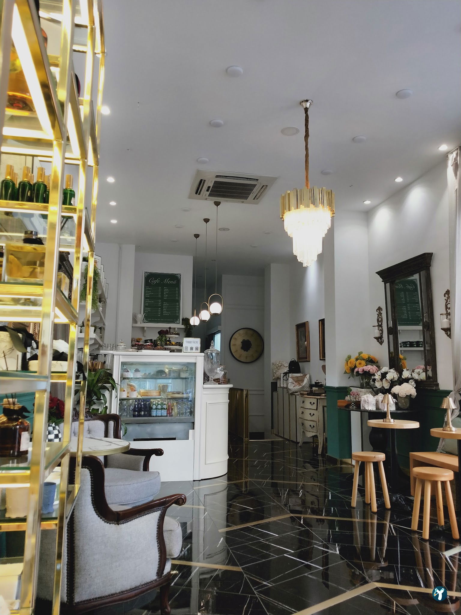 La Parisienne Cafe