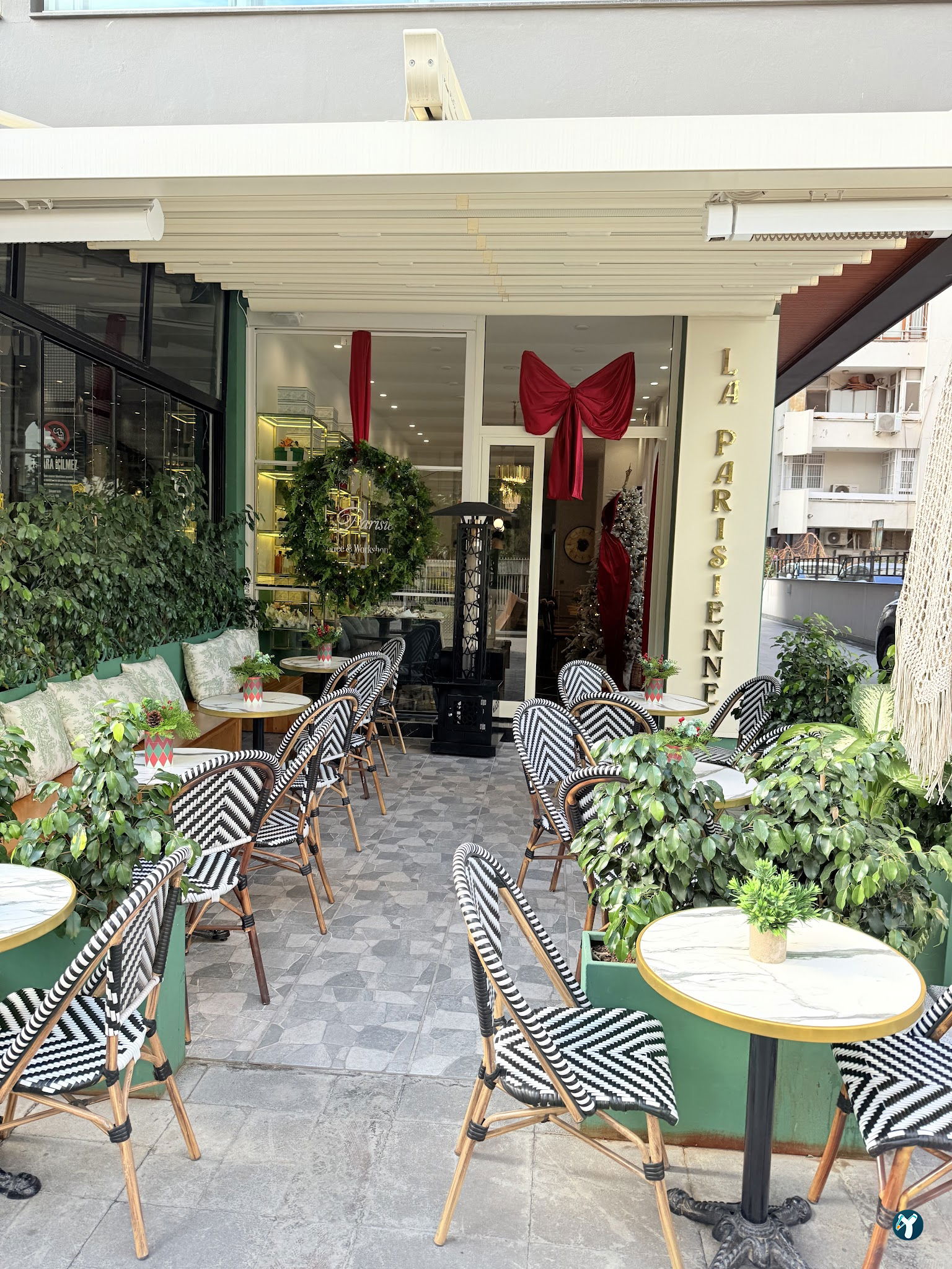 La Parisienne Cafe