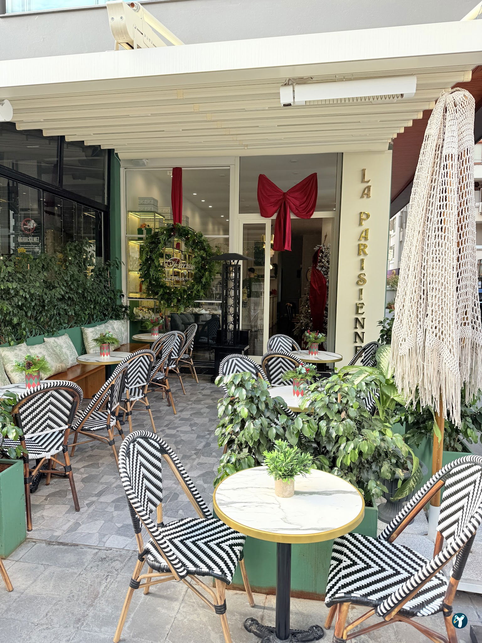 La Parisienne Cafe