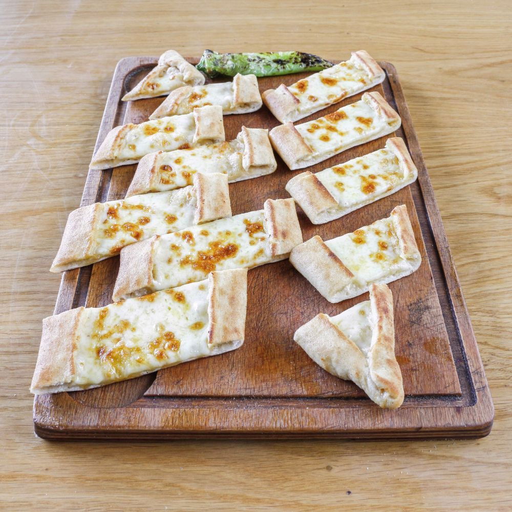 Kaşarlı Domatesli Pide