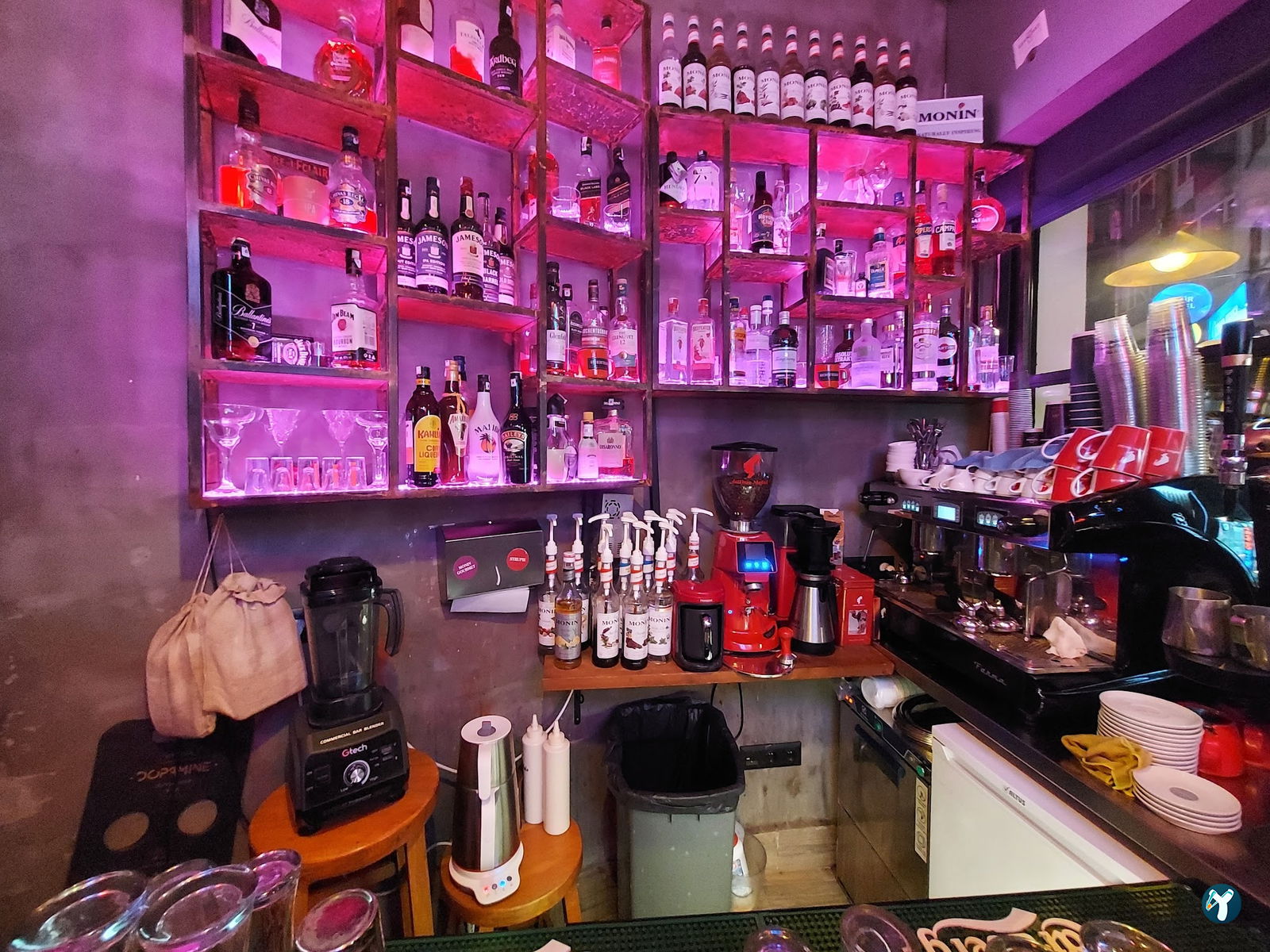 Dopamine Coffee Shop - Moda