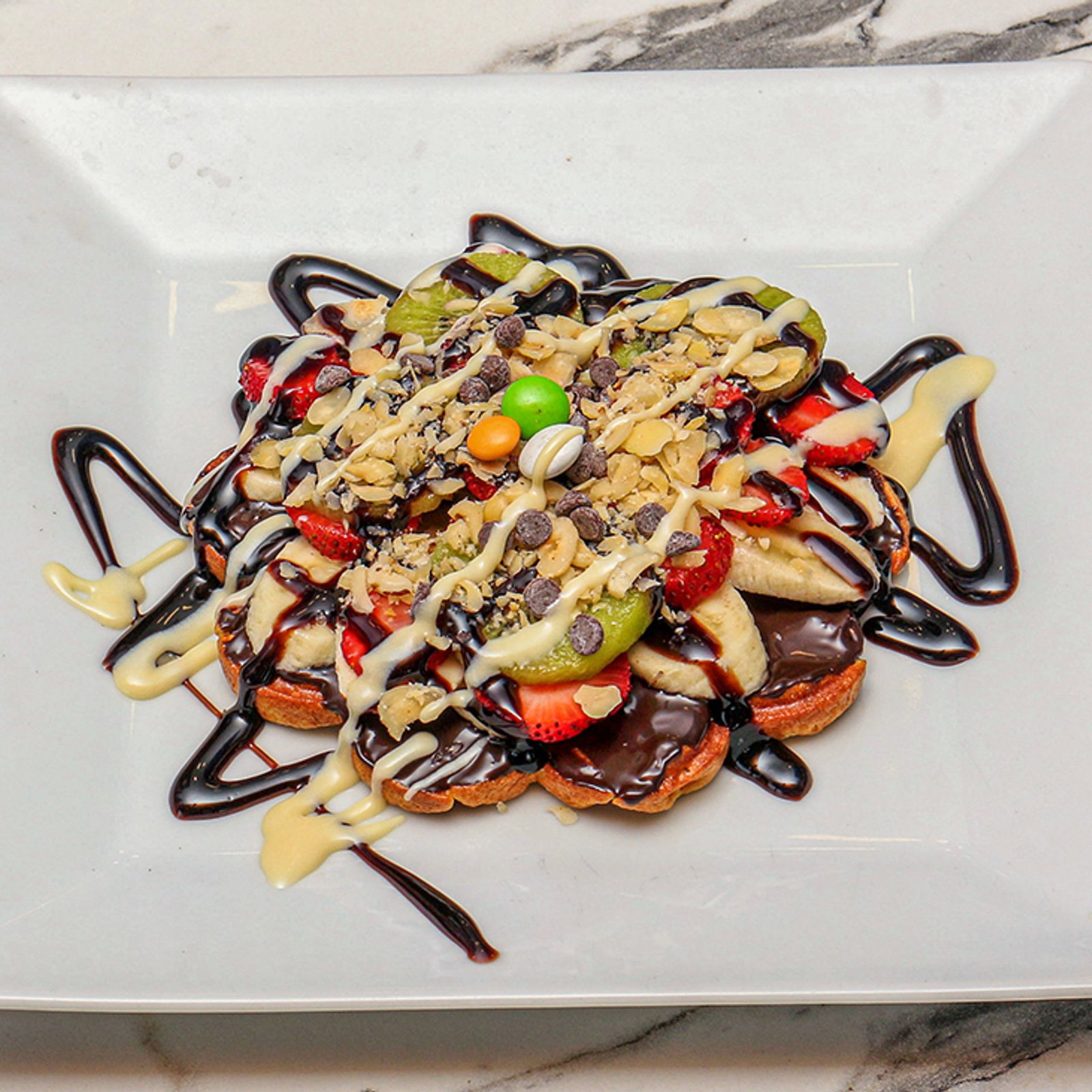 Çilekli Çikolatalı Waffle Parçaları 