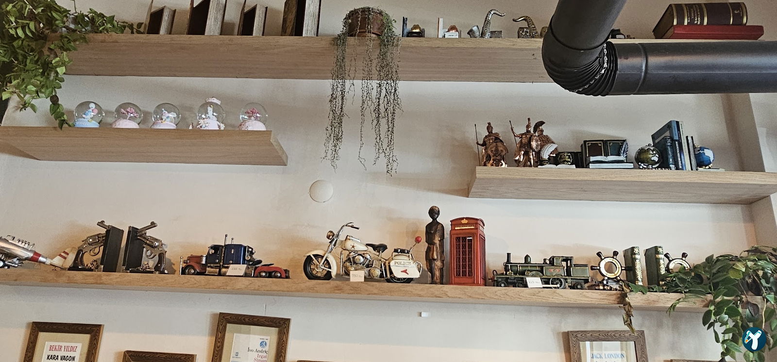 Books & Coffee Yeldeğirmeni