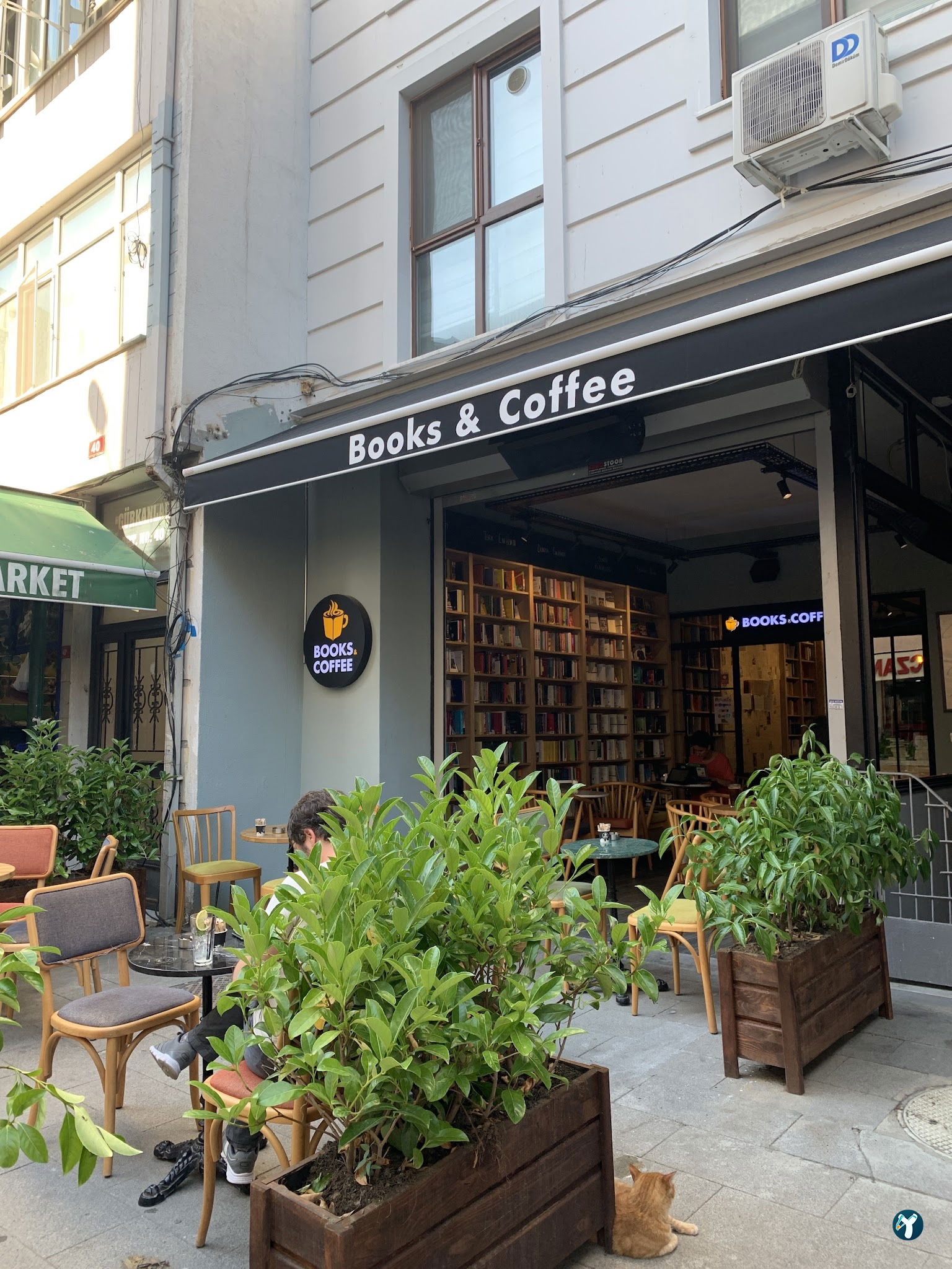 Books & Coffee Yeldeğirmeni
