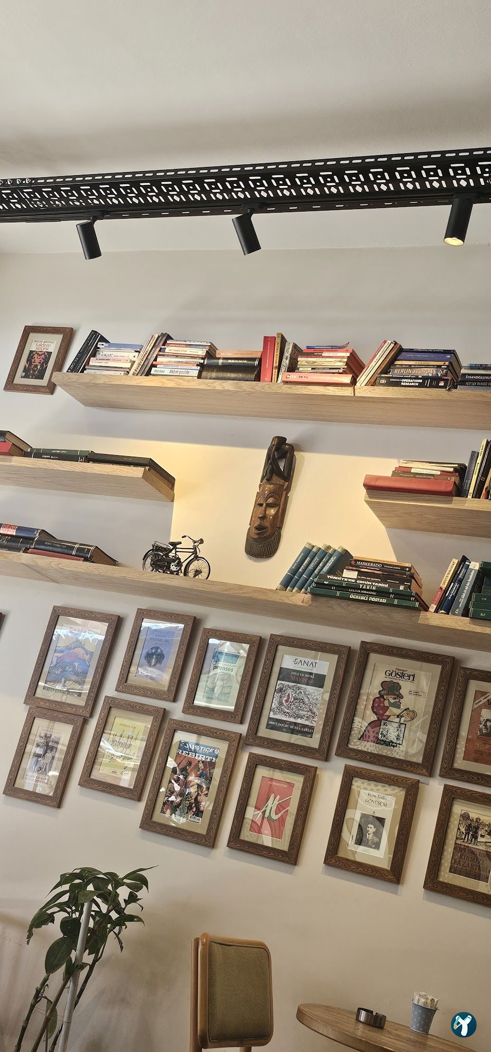Books & Coffee Yeldeğirmeni
