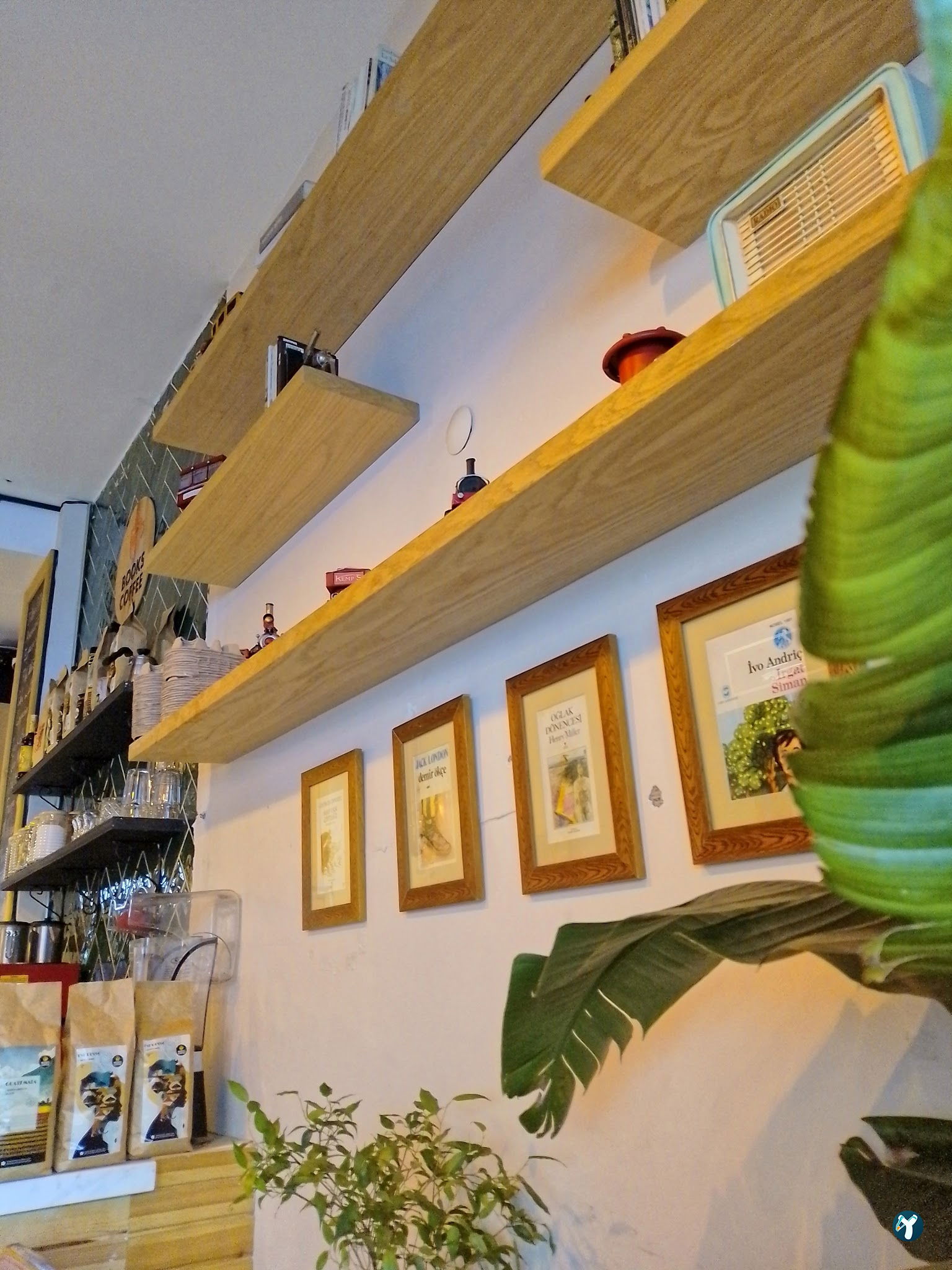 Books & Coffee Yeldeğirmeni