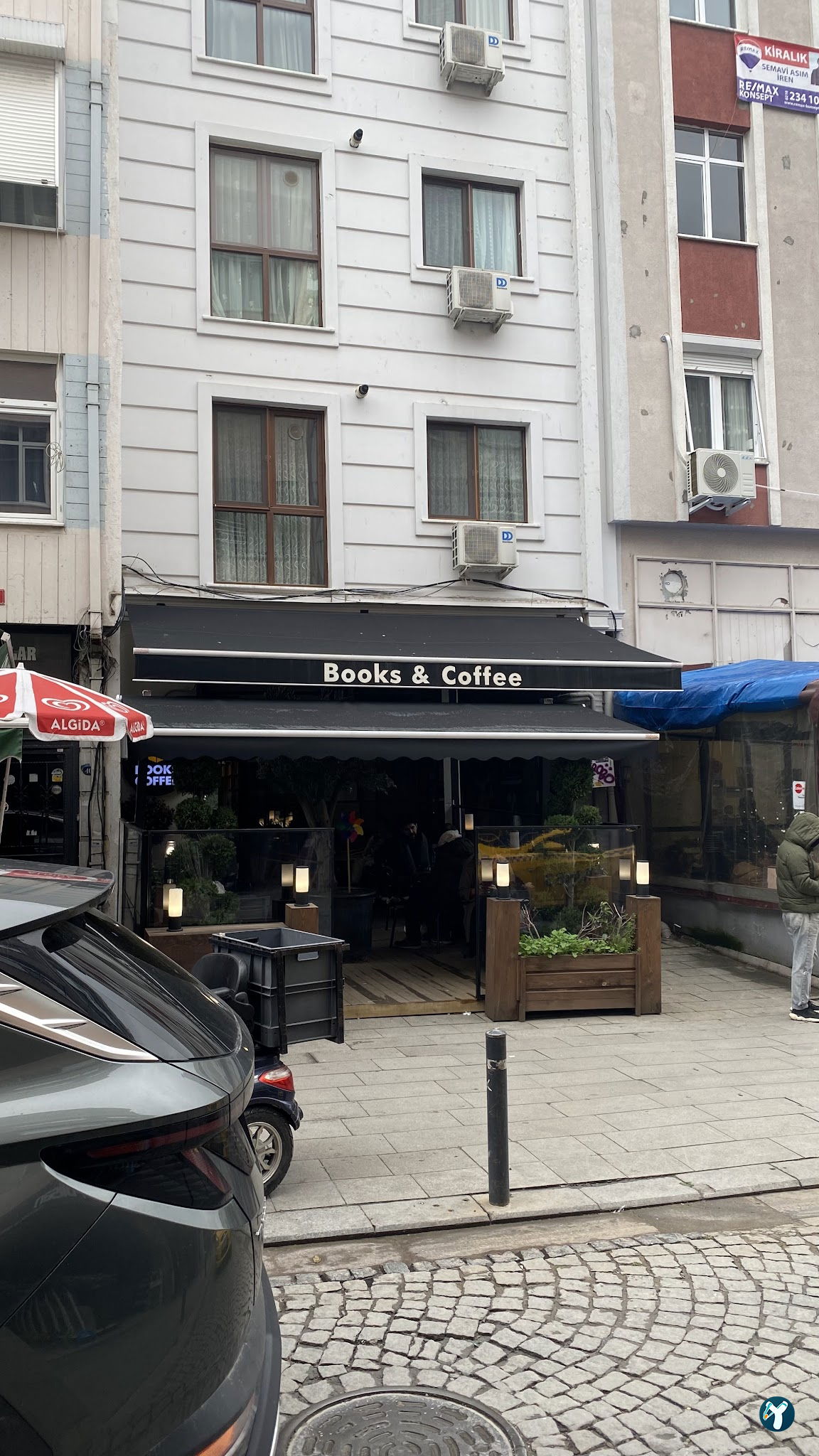 Books & Coffee Yeldeğirmeni