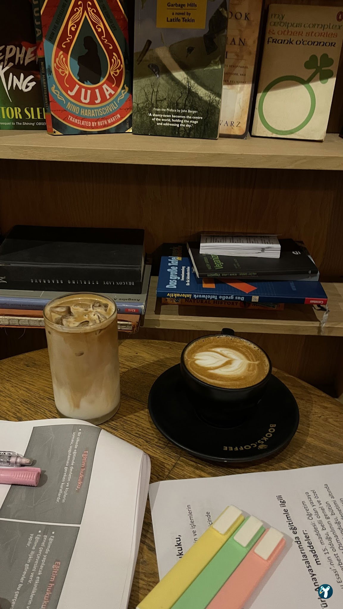 Books & Coffee Yeldeğirmeni