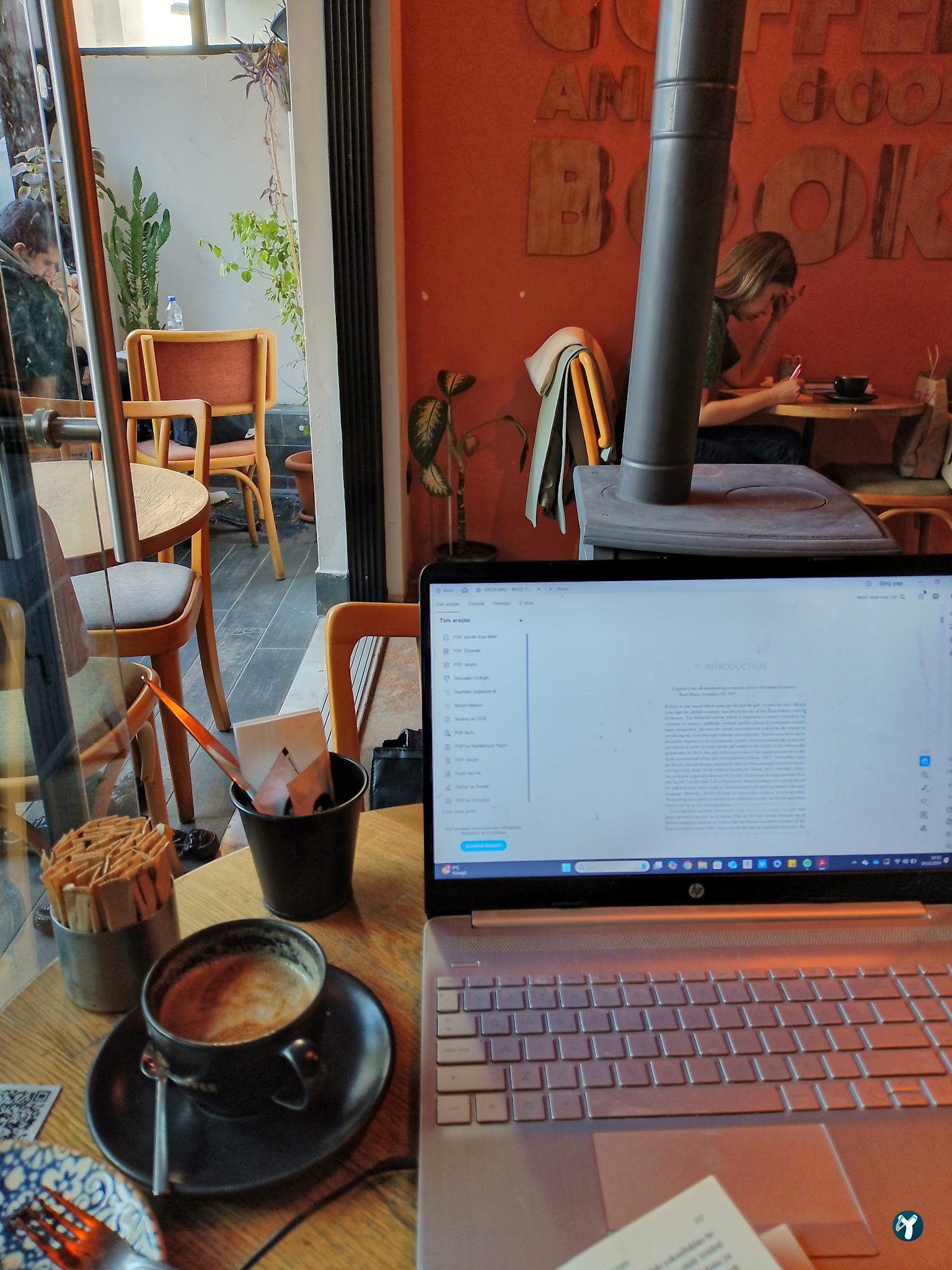 Books & Coffee Yeldeğirmeni