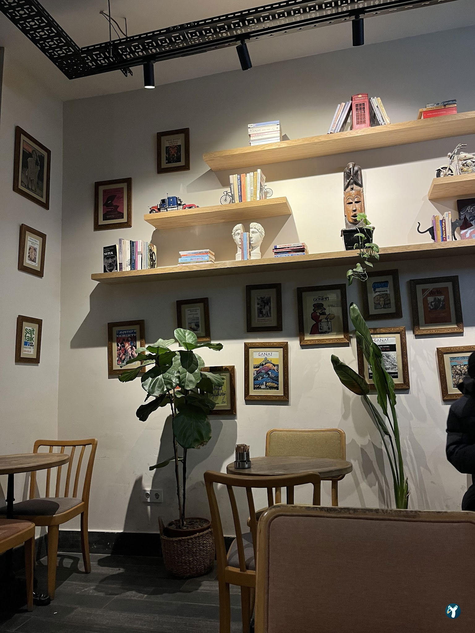 Books & Coffee Yeldeğirmeni