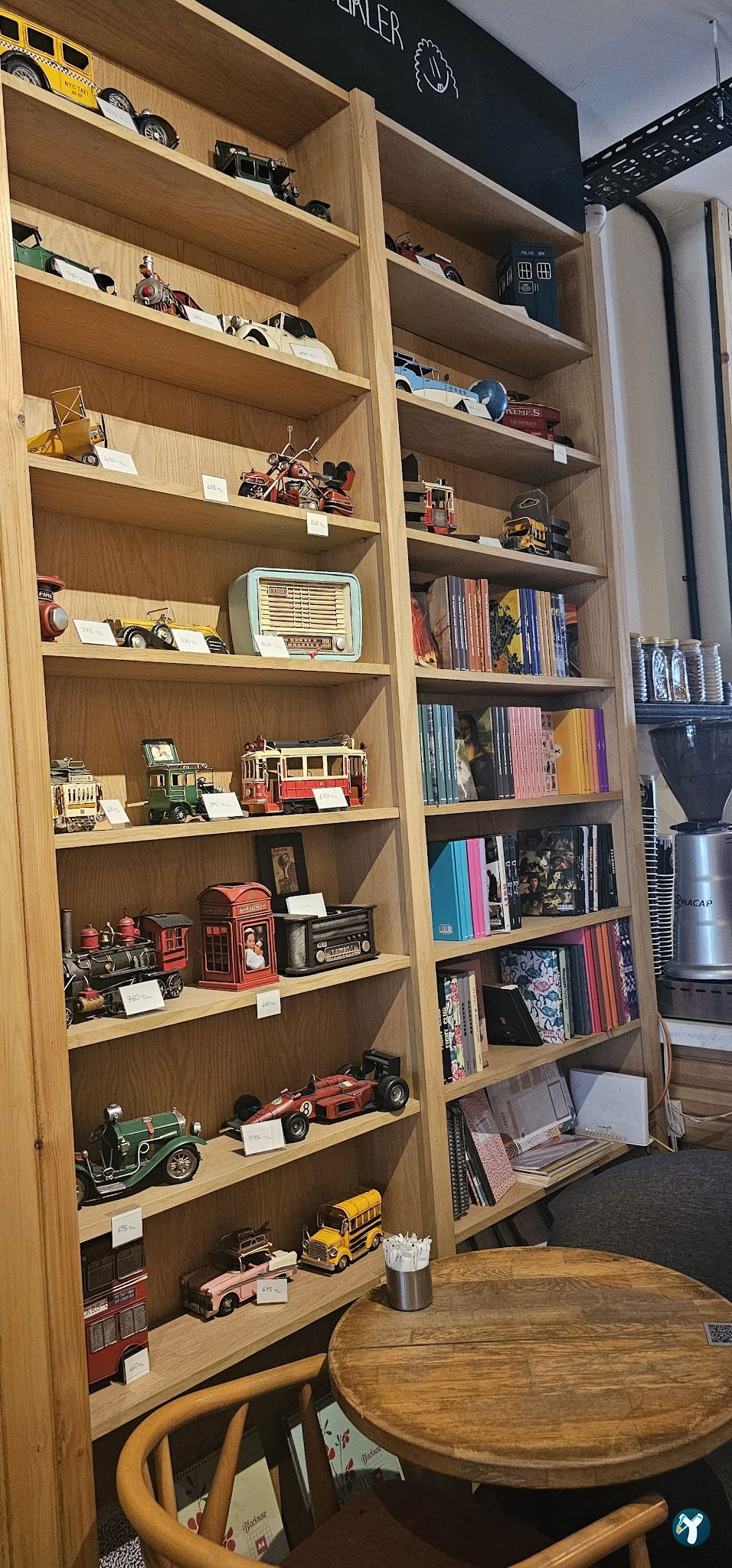 Books & Coffee Yeldeğirmeni