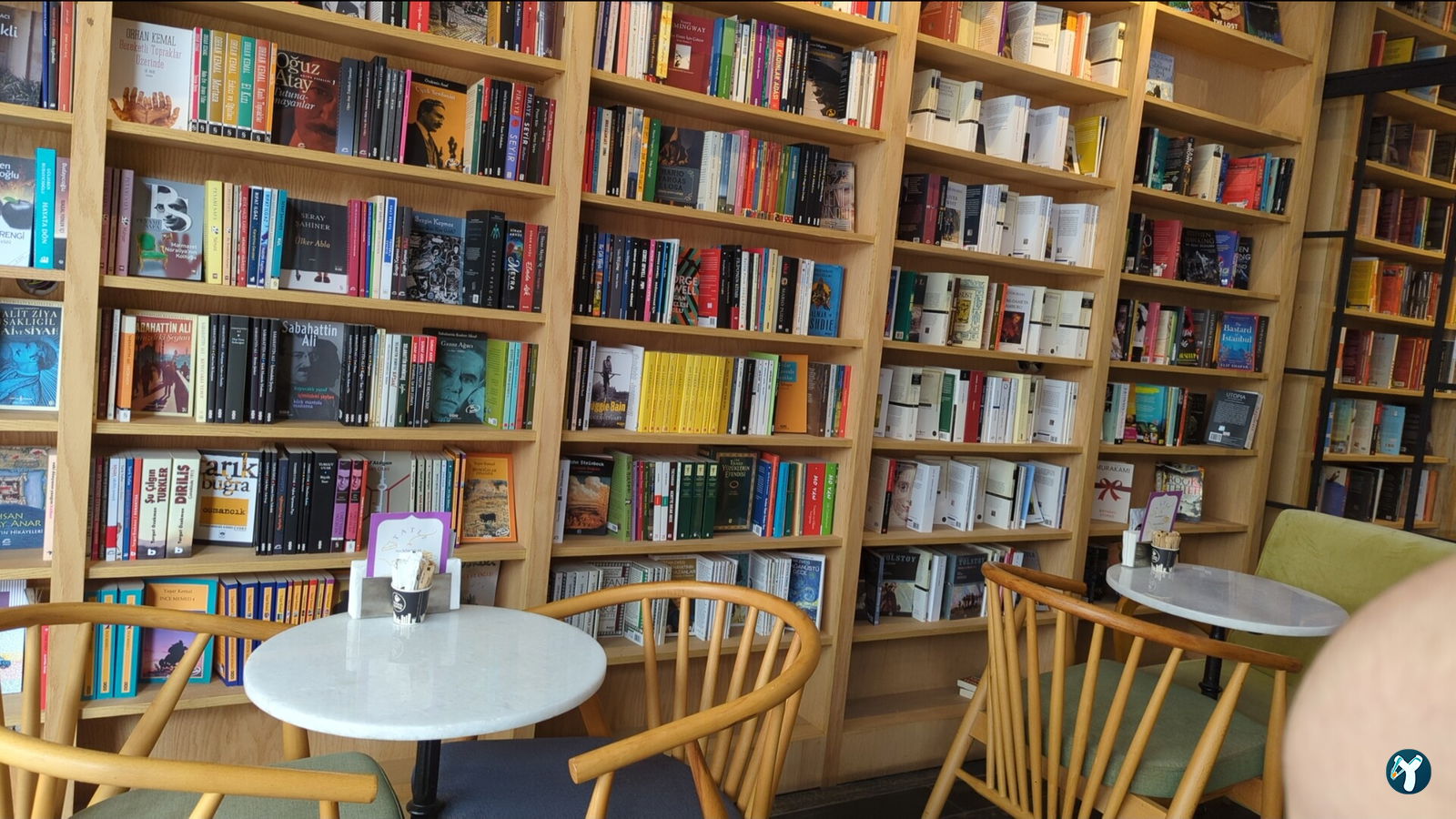 Books & Coffee Yeldeğirmeni