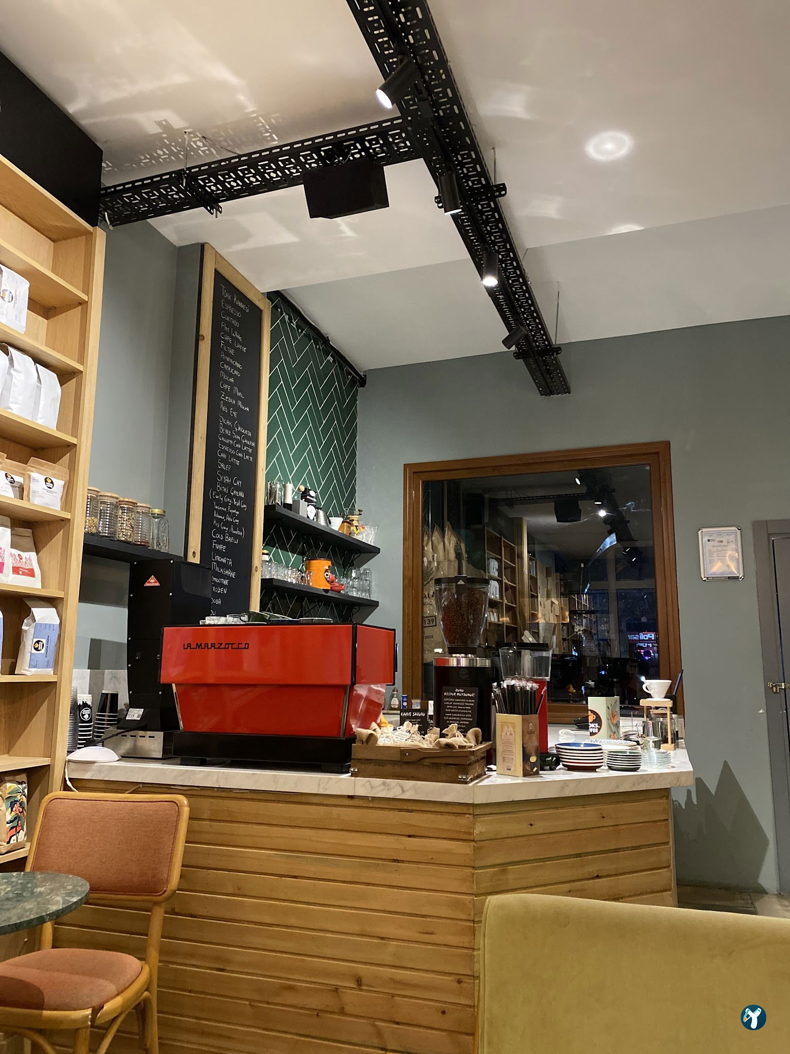 Books & Coffee Yeldeğirmeni