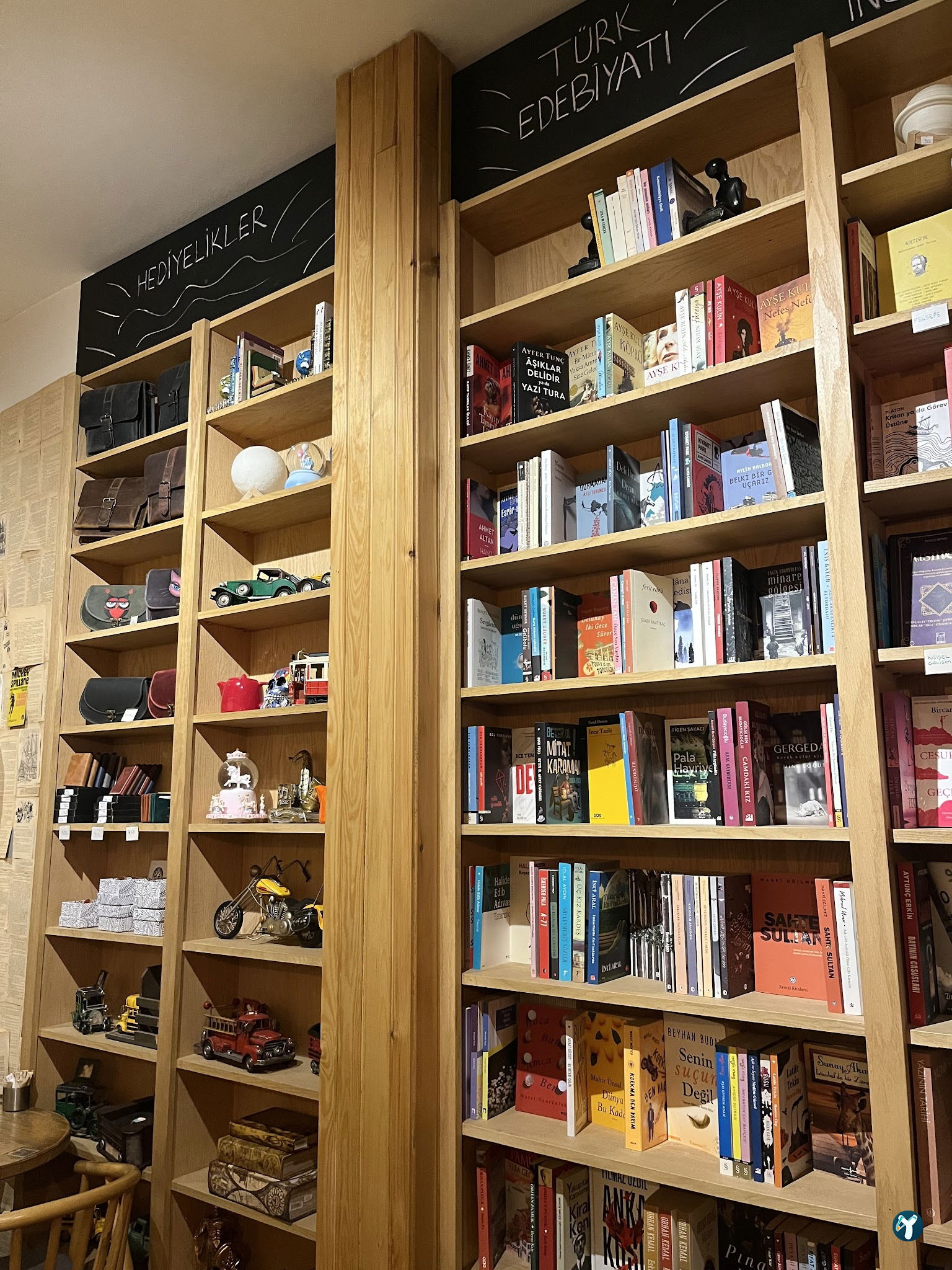 Books & Coffee Yeldeğirmeni
