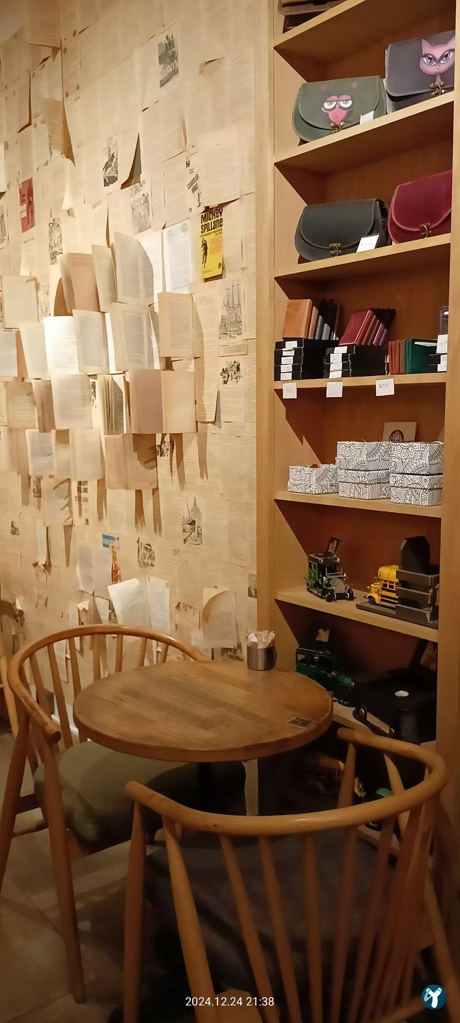 Books & Coffee Yeldeğirmeni