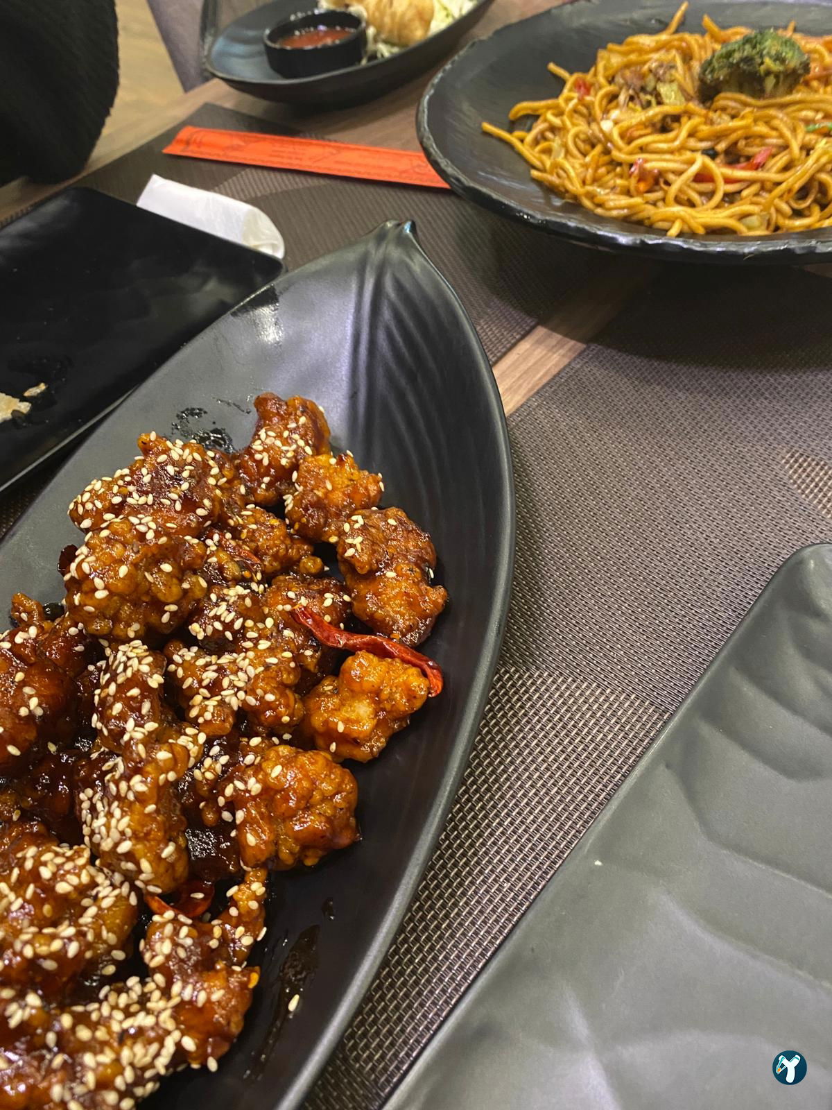 Ni̇wa Chinese & Sushi