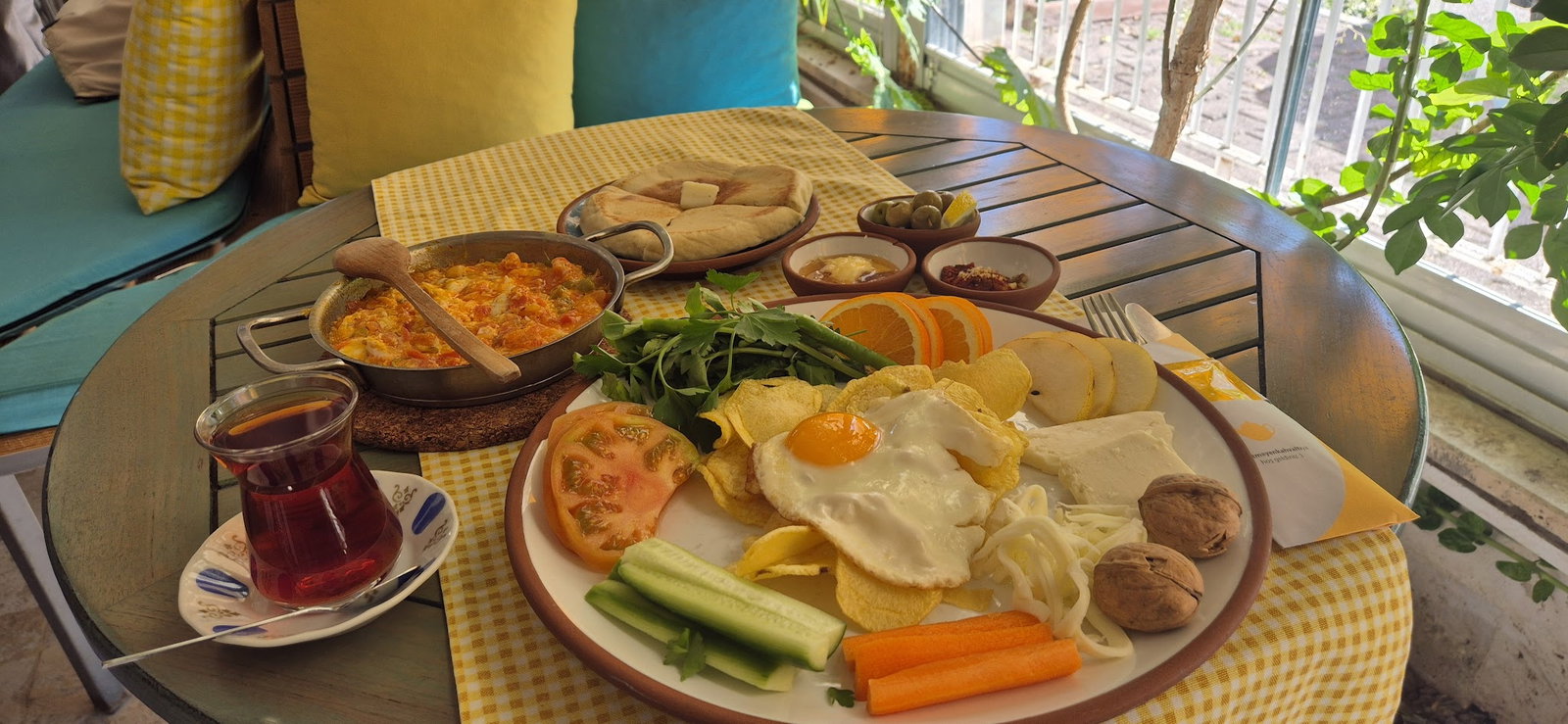 Sarı Demlik Kahvaltı