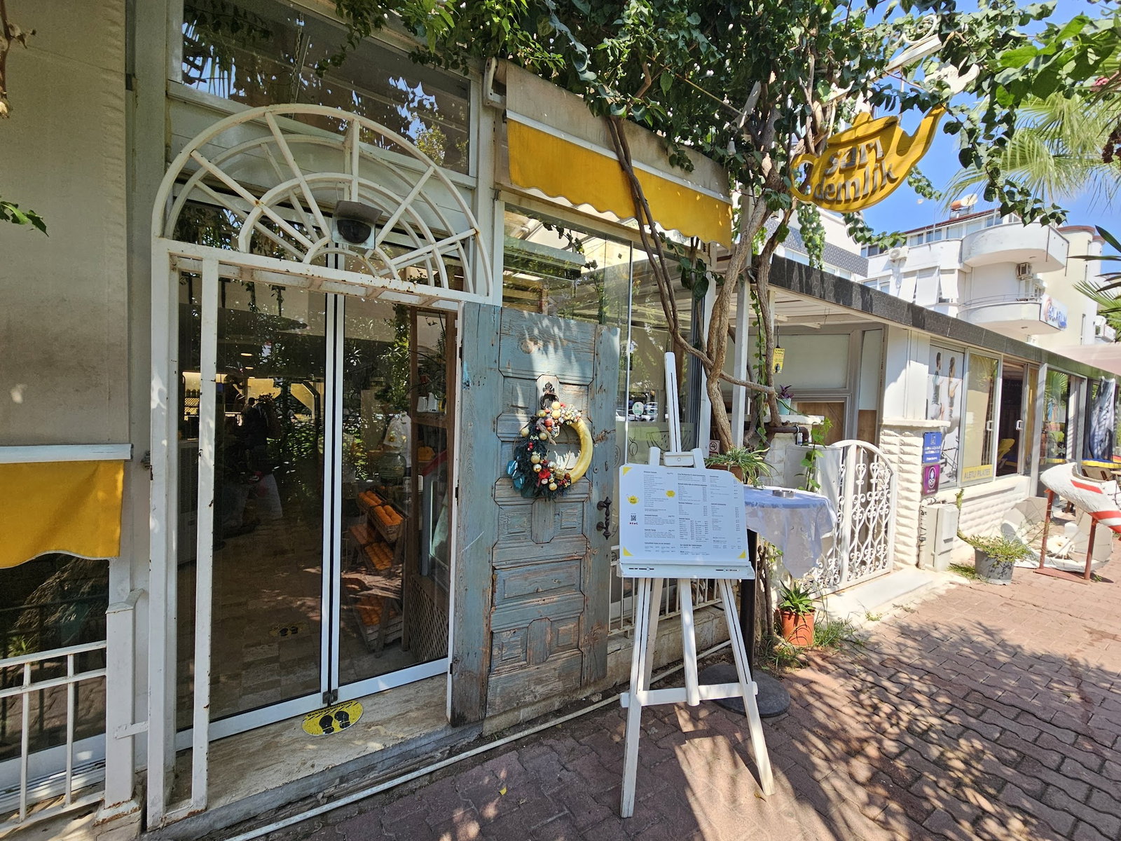 Sarı Demlik Kahvaltı