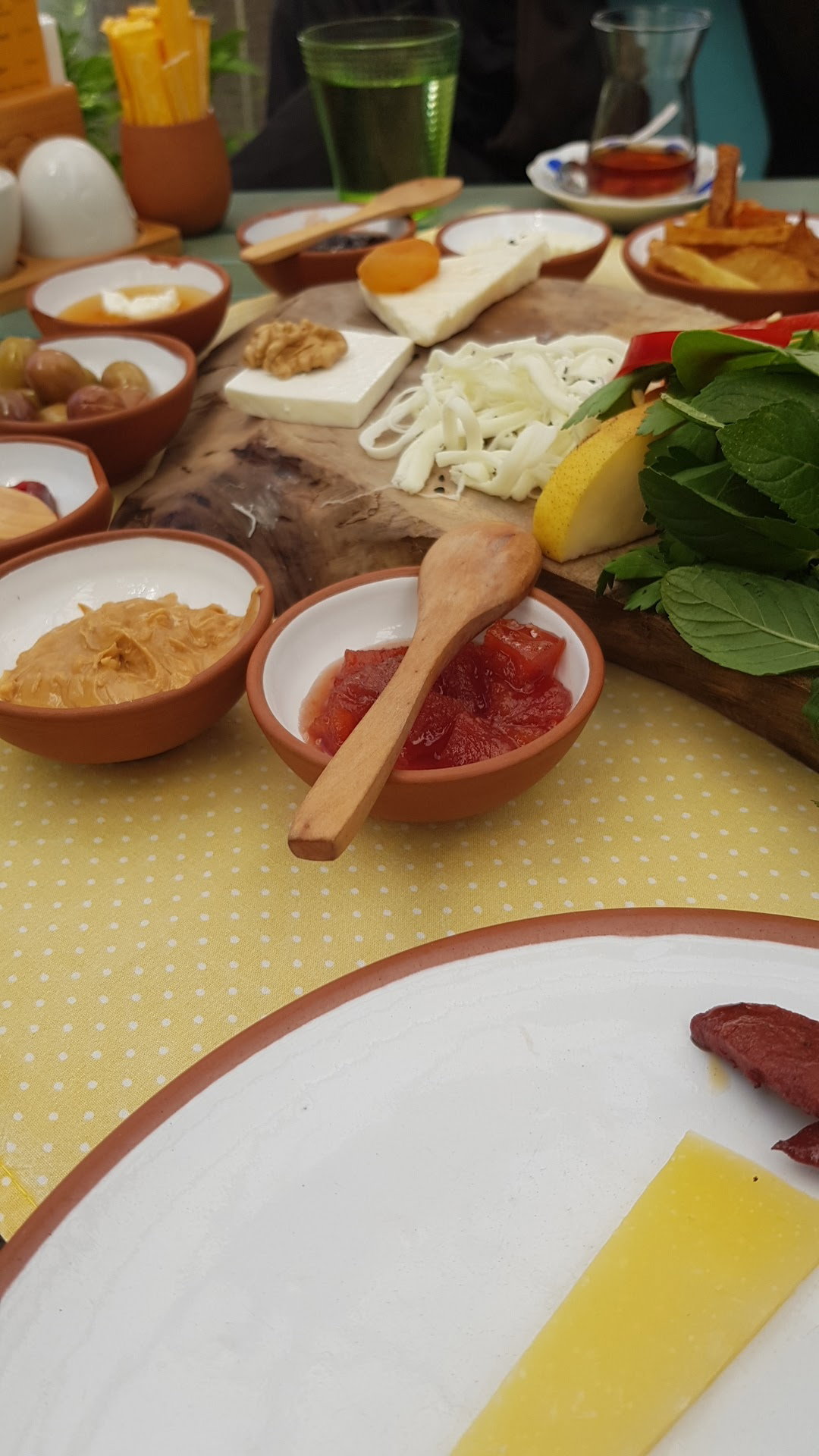 Sarı Demlik Kahvaltı