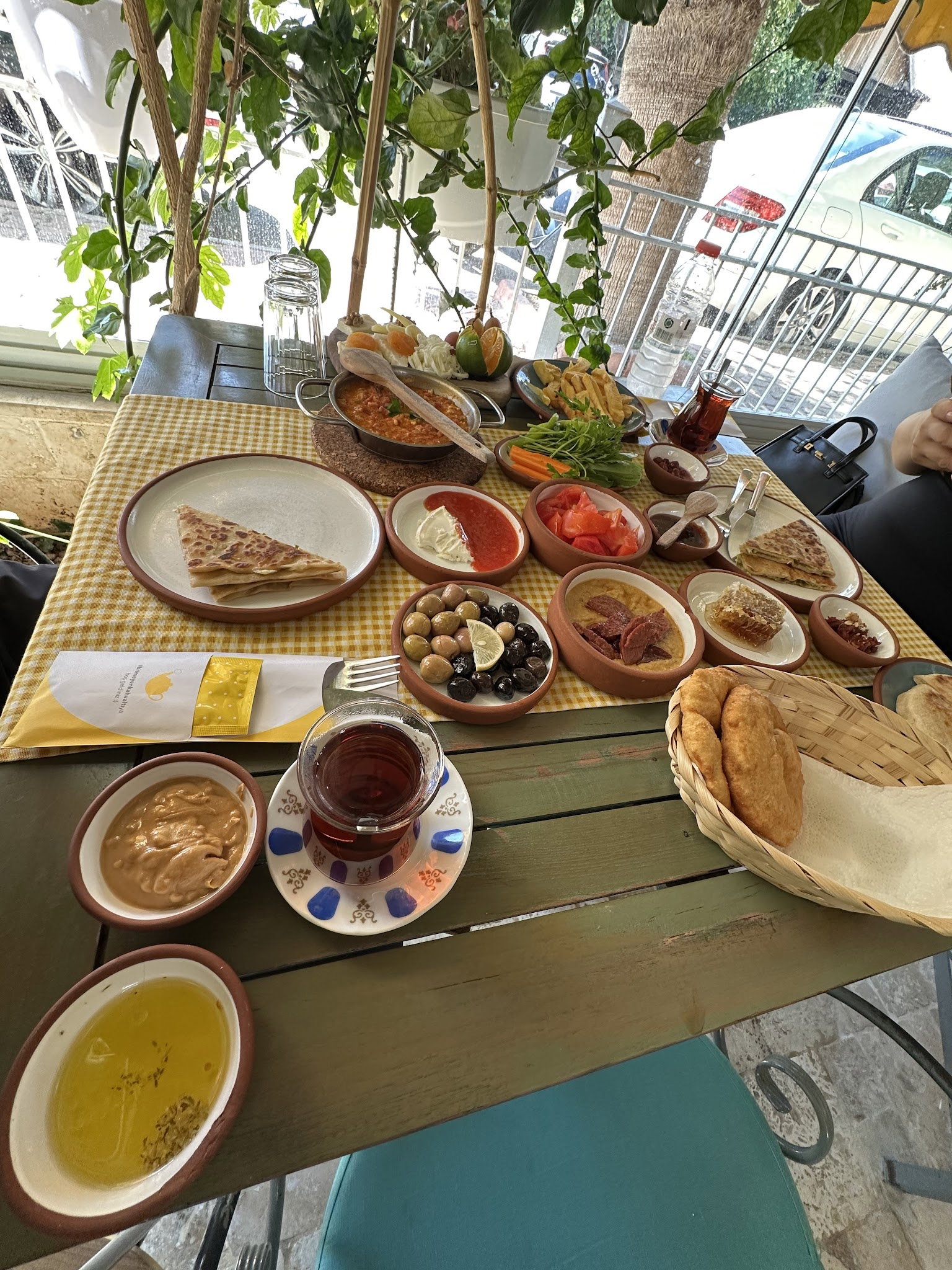 Sarı Demlik Kahvaltı