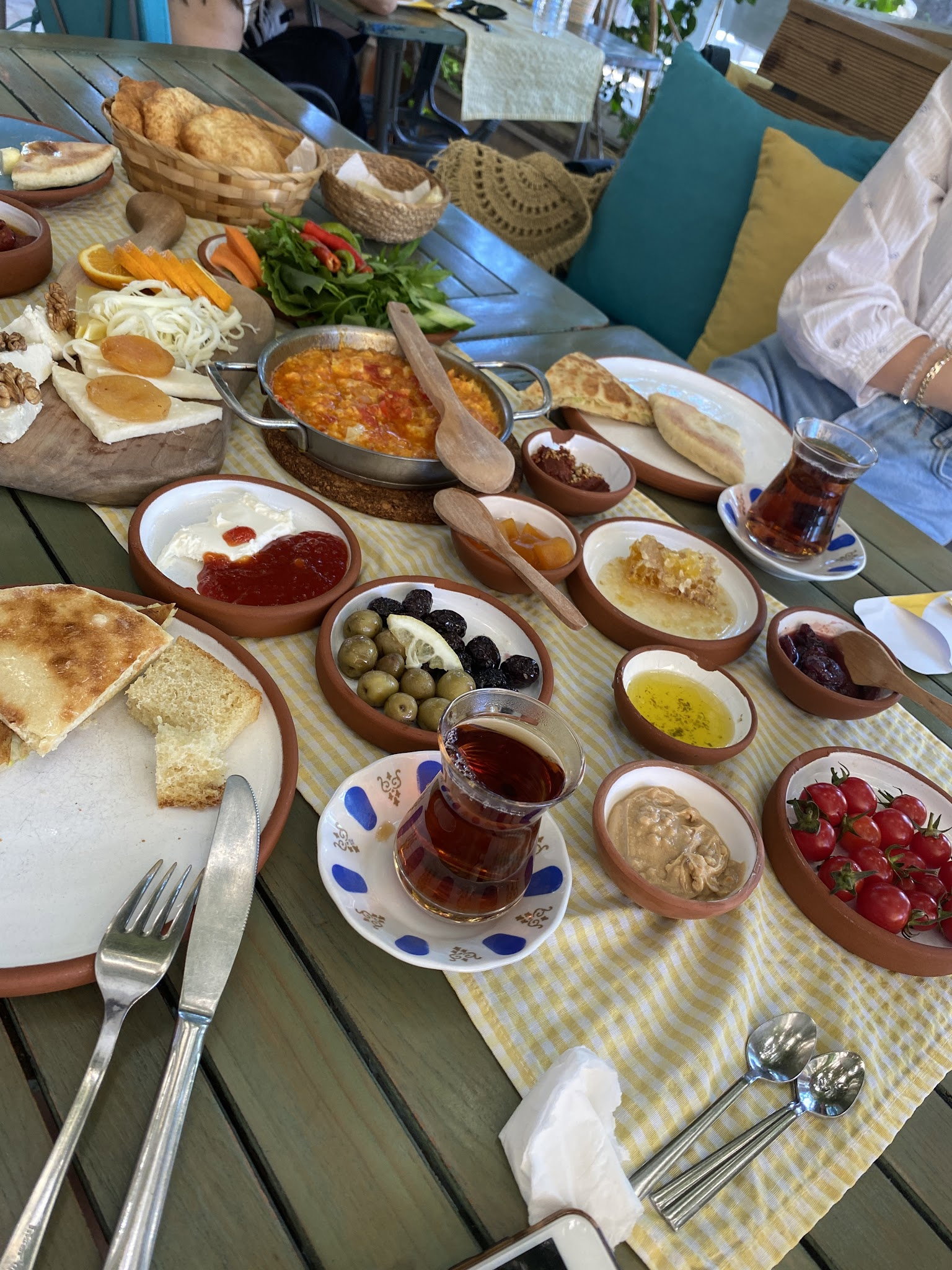 Sarı Demlik Kahvaltı