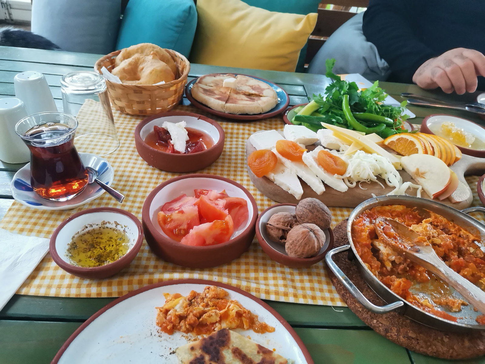 Sarı Demlik Kahvaltı