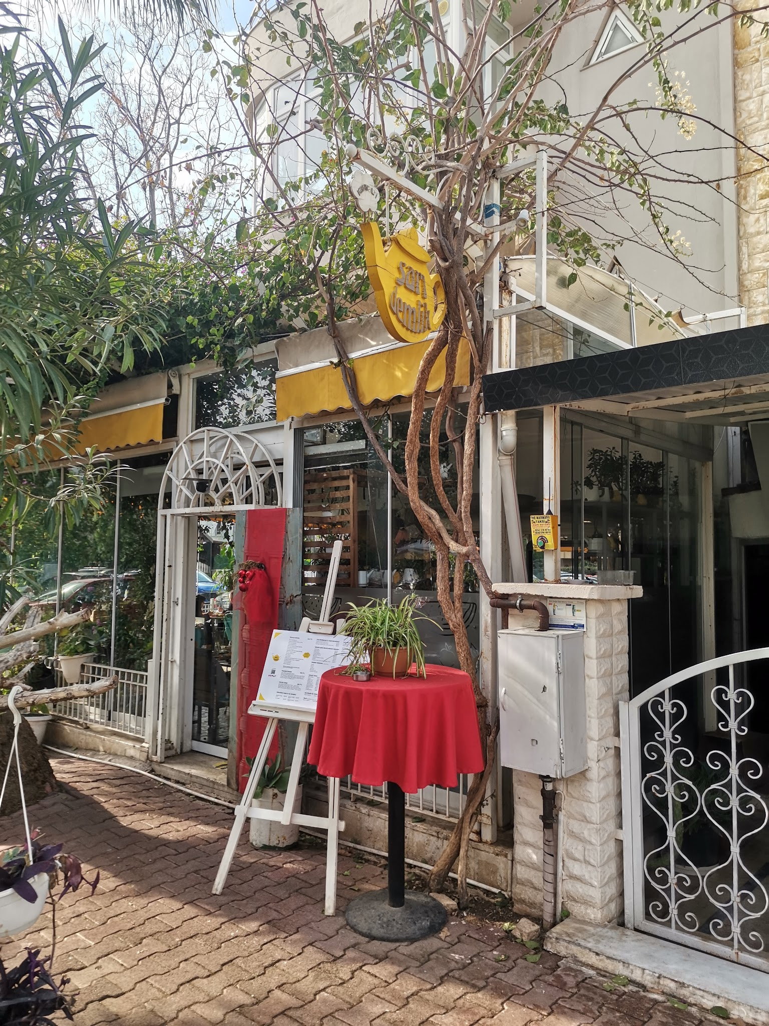 Sarı Demlik Kahvaltı