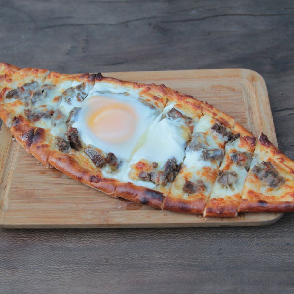 Kıymalı Kaşarlı Yumurtalı Pide