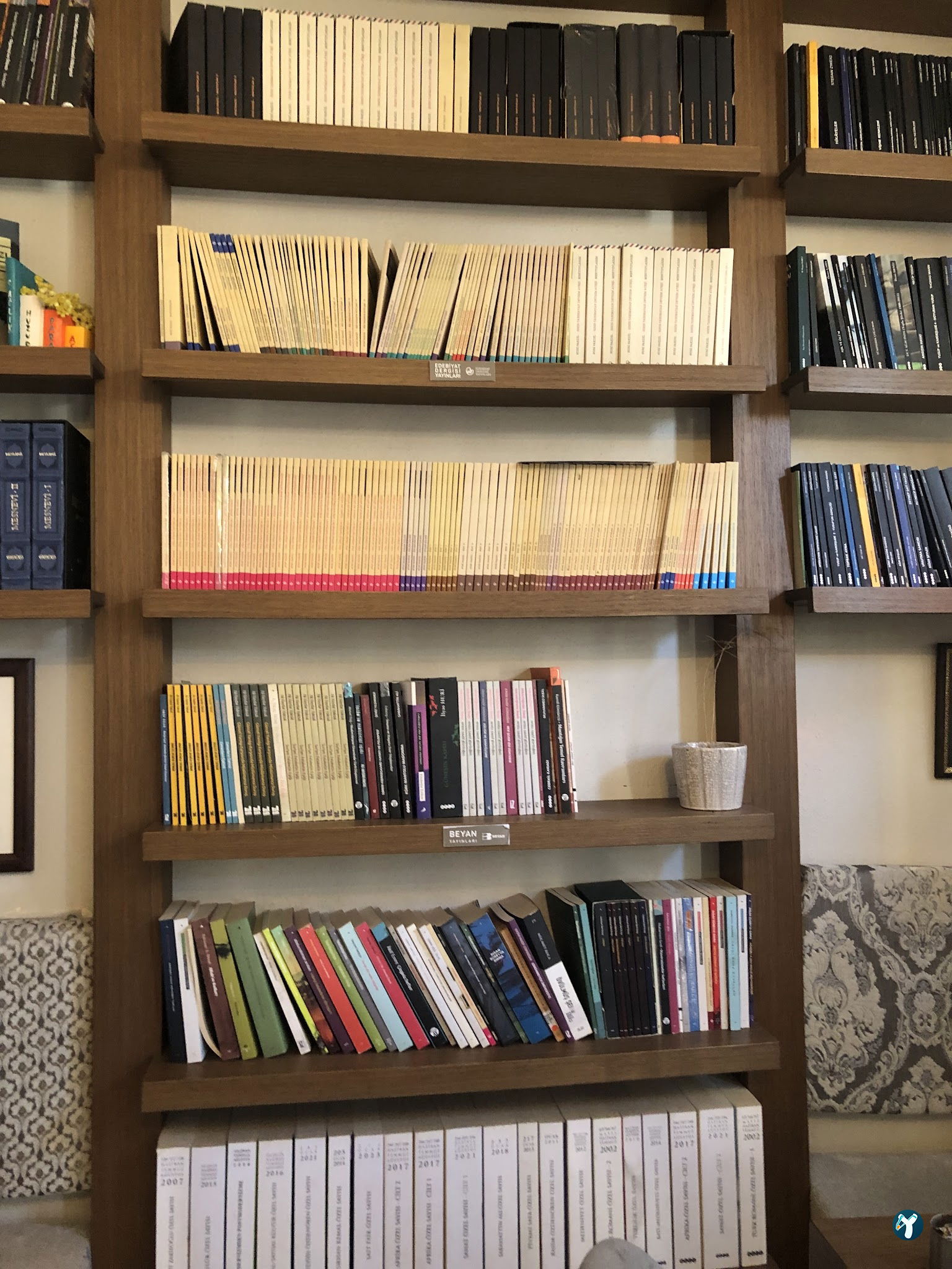 Meva Kitap & Kafe
