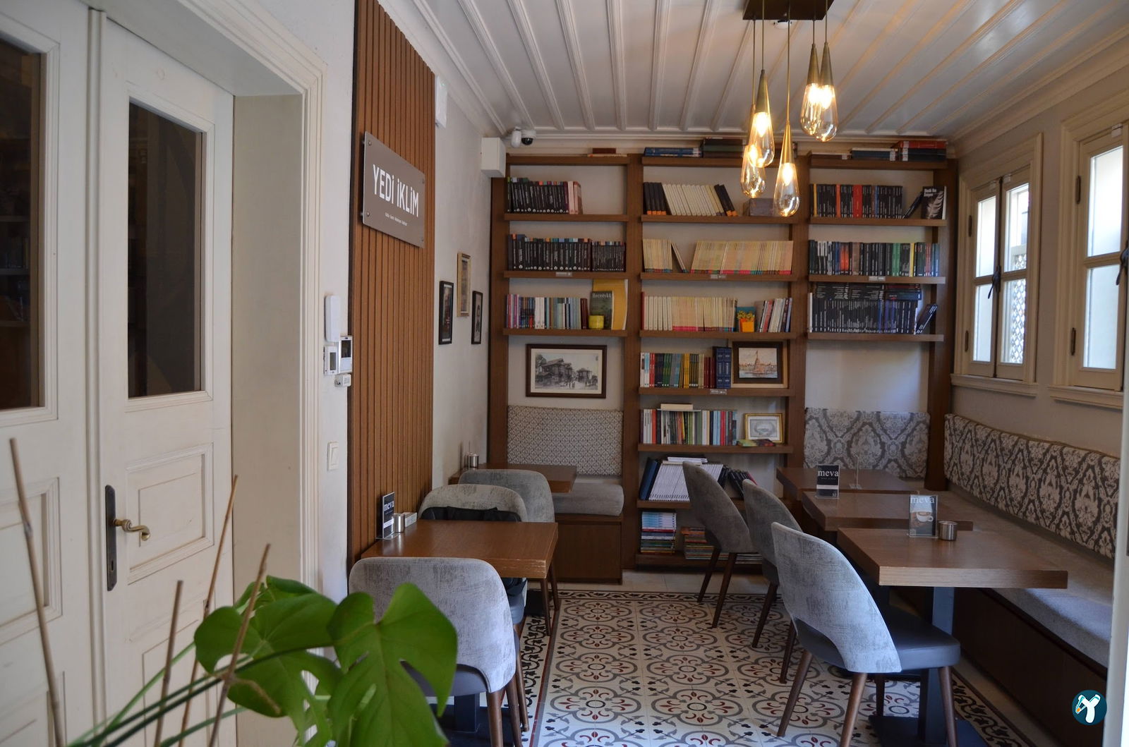 Meva Kitap & Kafe