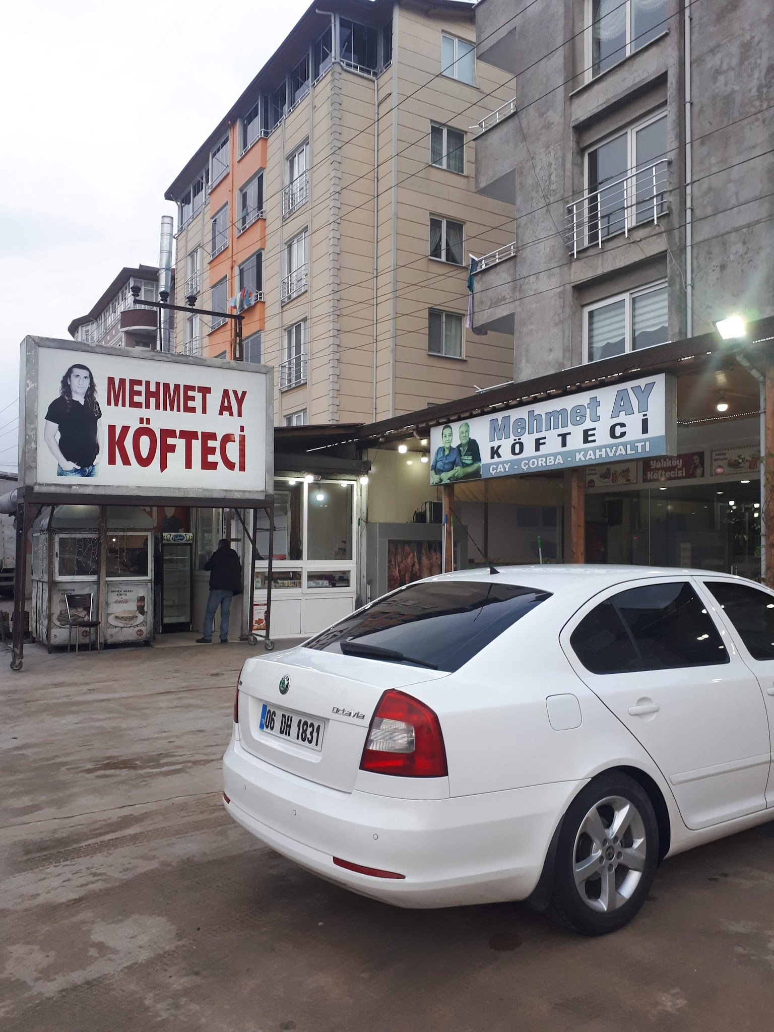 Yalıköy Köftecisi Burhan Ay