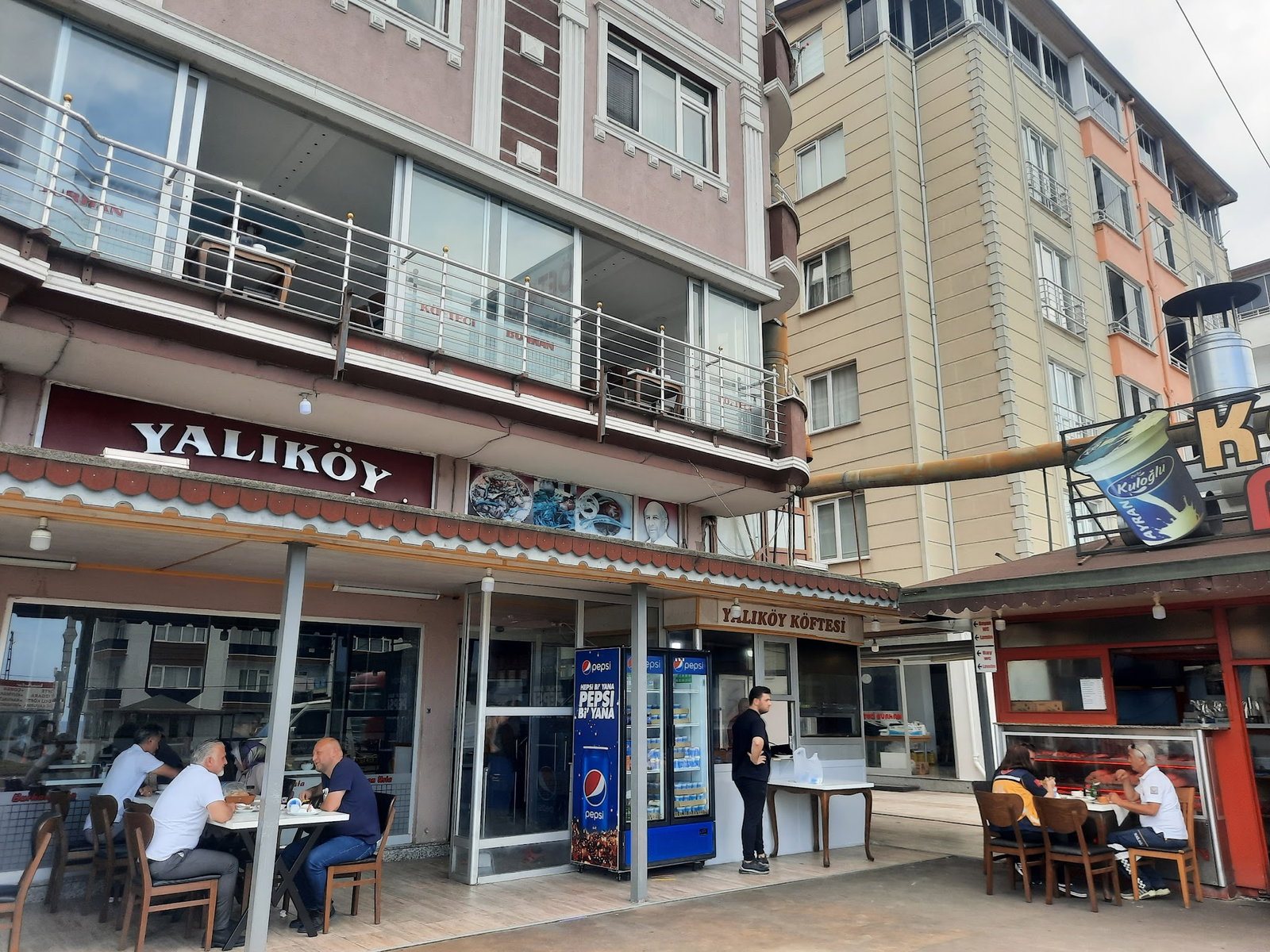 Yalıköy Köftecisi Burhan Ay