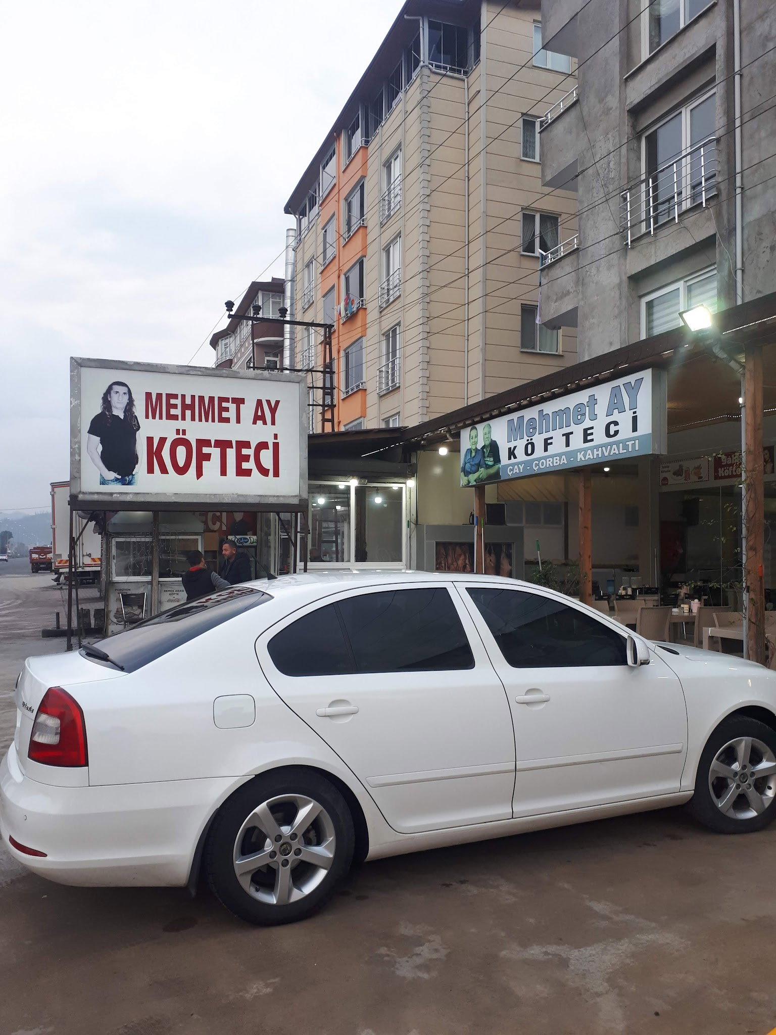 Yalıköy Köftecisi Burhan Ay