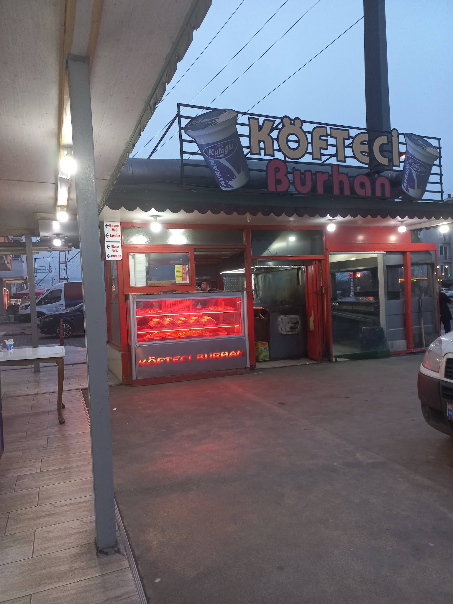 Yalıköy Köftecisi Burhan Ay