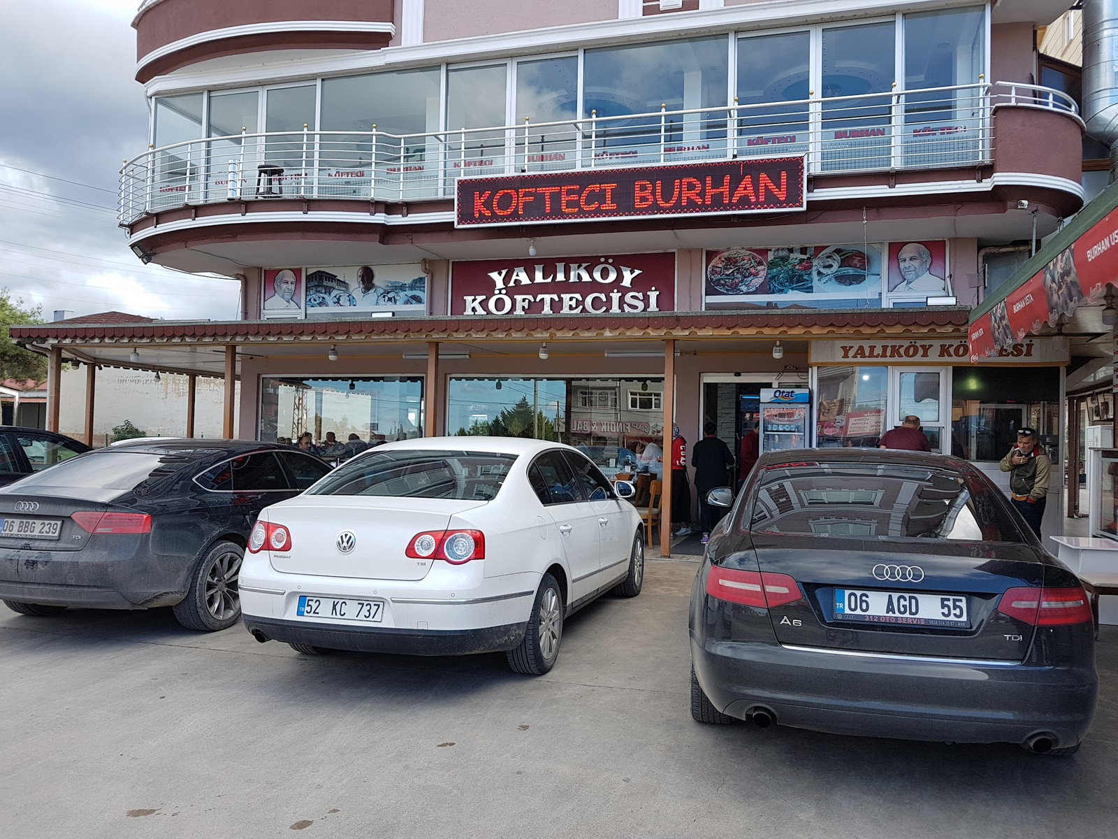 Yalıköy Köftecisi Burhan Ay