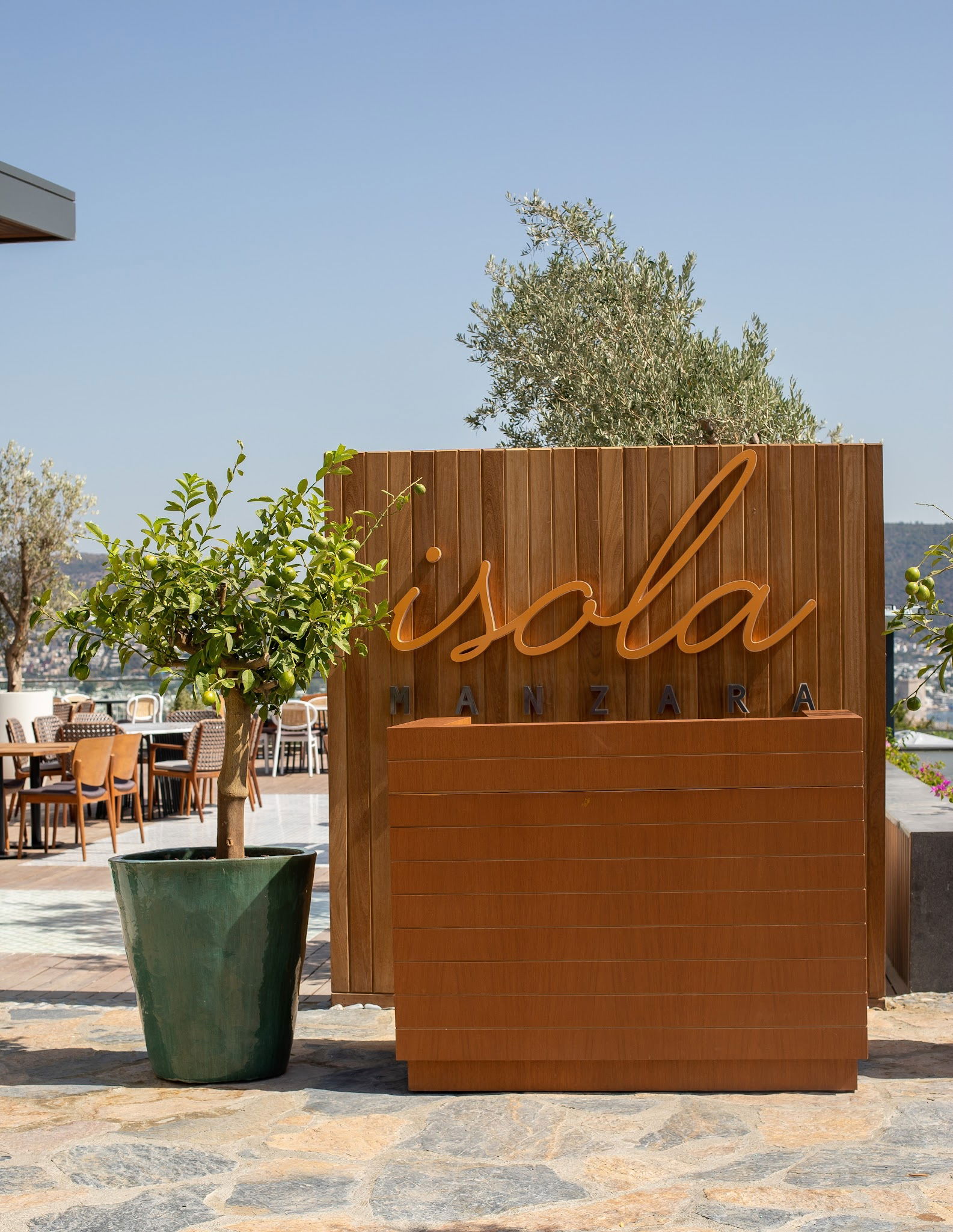 Isola Manzara Gardens