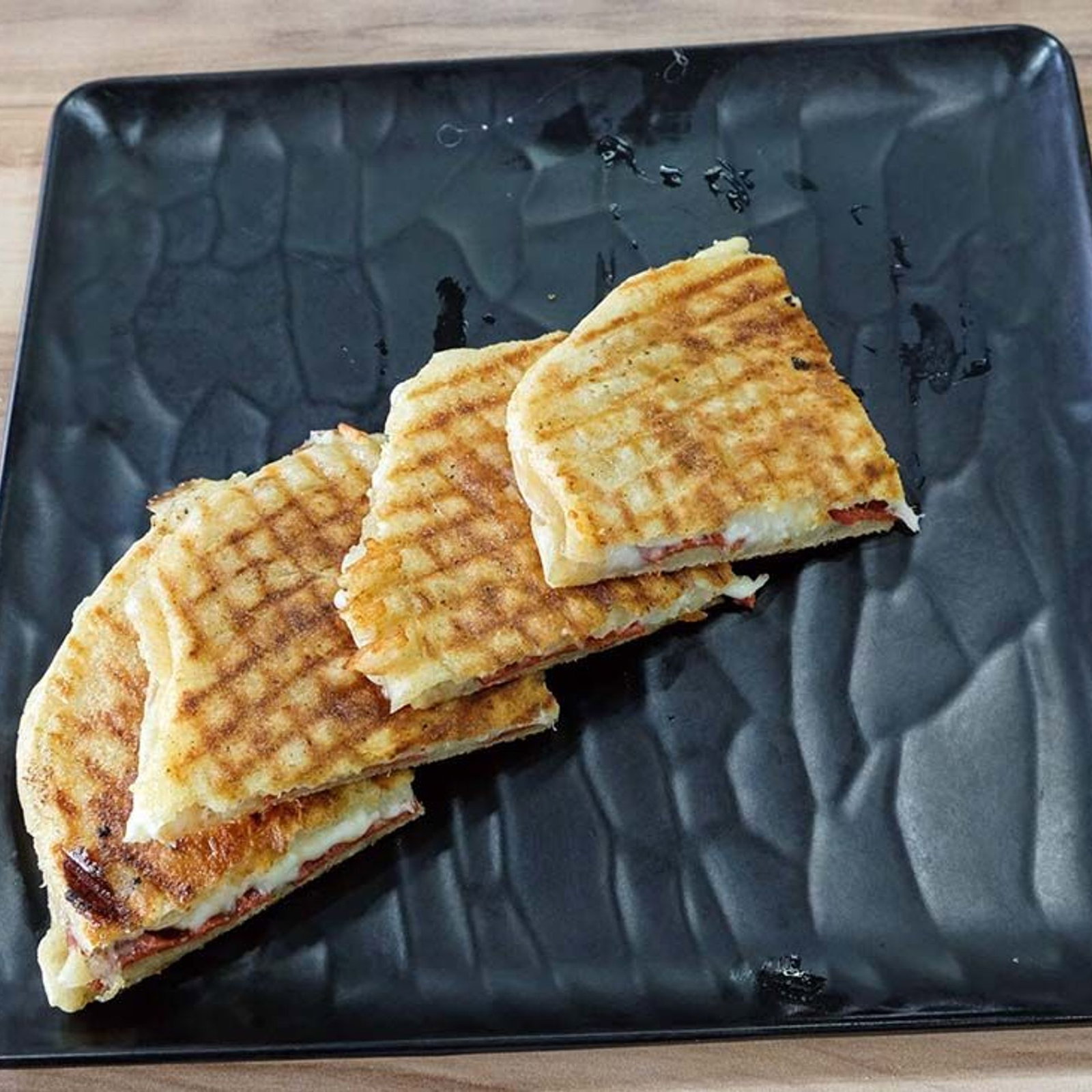 Sucuklu Kaşarlı Bazlama Tost