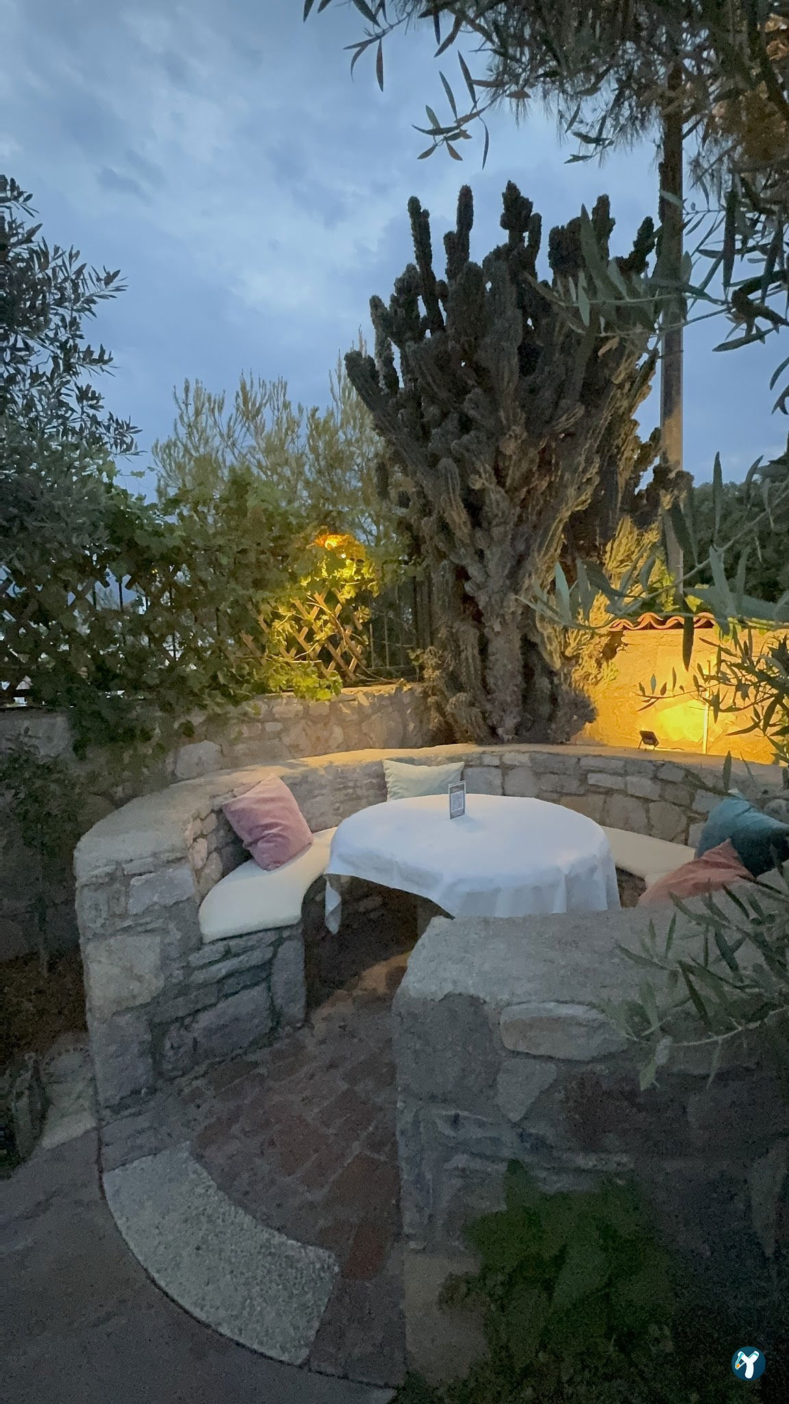 Bombay Cottage İndian Restaurant