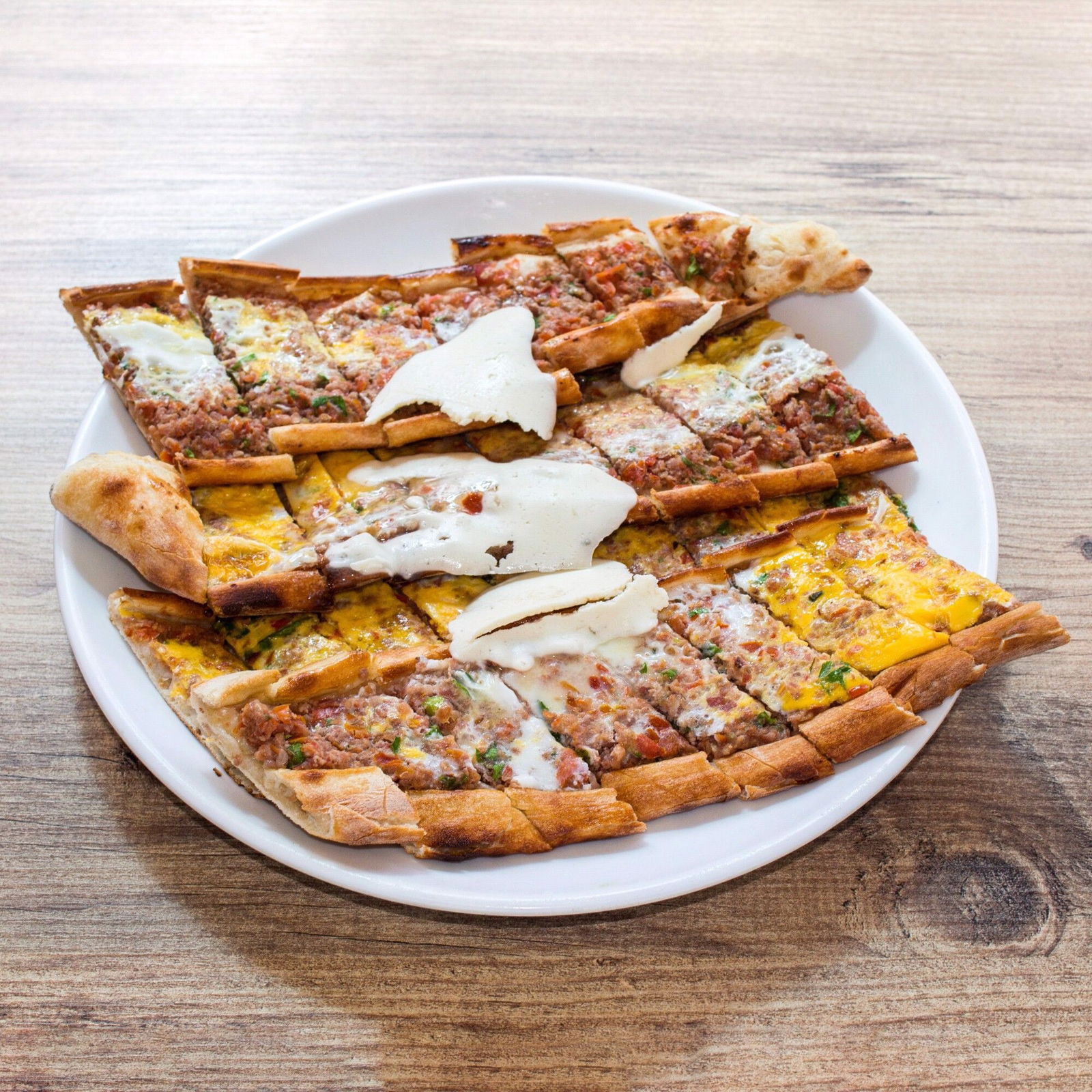 Kıymalı Yumurtalı Pide